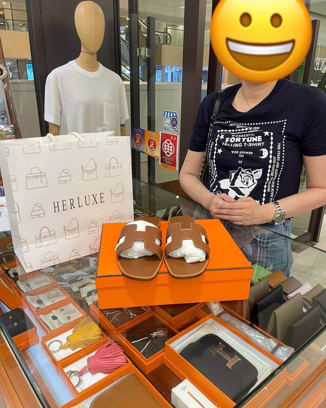 爽快靚靚來pick up oran 拖鞋🩴 靚靚之前幫襯我哋買咗Lindy 26🎉 想要再配條Twilly🎀 多謝你一直以來嘅支持與信任🫶
