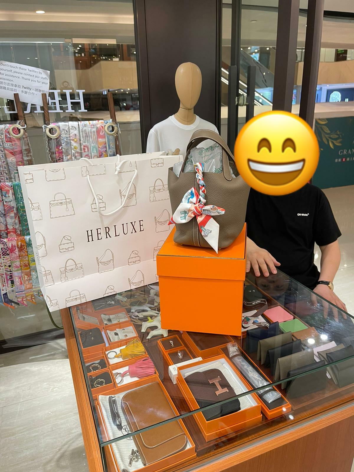 愛妻號先生來店睇P18大象灰🐘 咨詢咗太太後馬上埋單抱走🎉 還配多條Twilly🎀🛍 好貼心好sweet💕 你太太收到一定會好開心🥳 多謝你嘅支持🫶