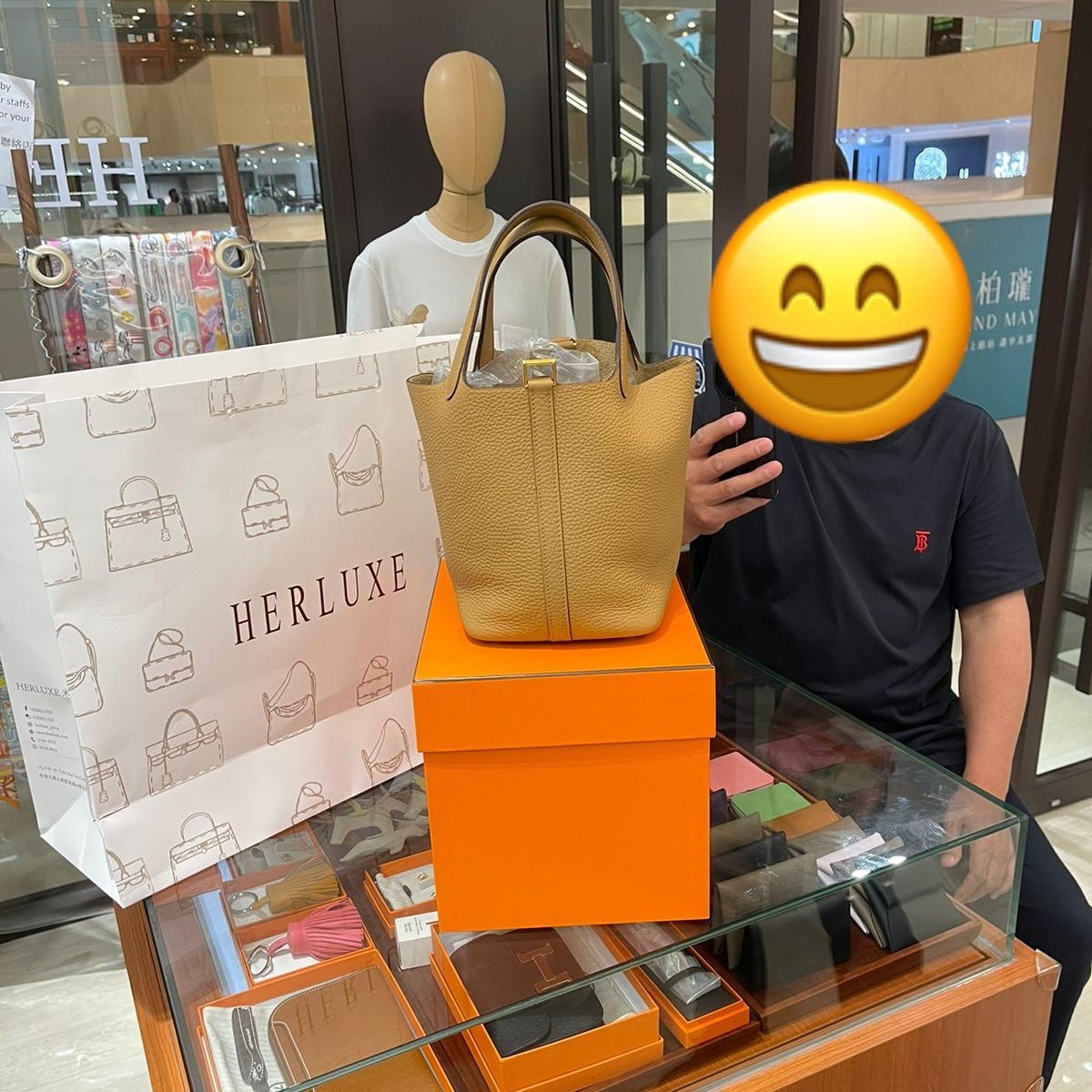 遊客愛妻號陪同太太來shopping🛍️ 見太太好喜歡P18餅乾色🍪 即刻爽快埋單💗🥳 多謝你哋嘅支持與信任🫶