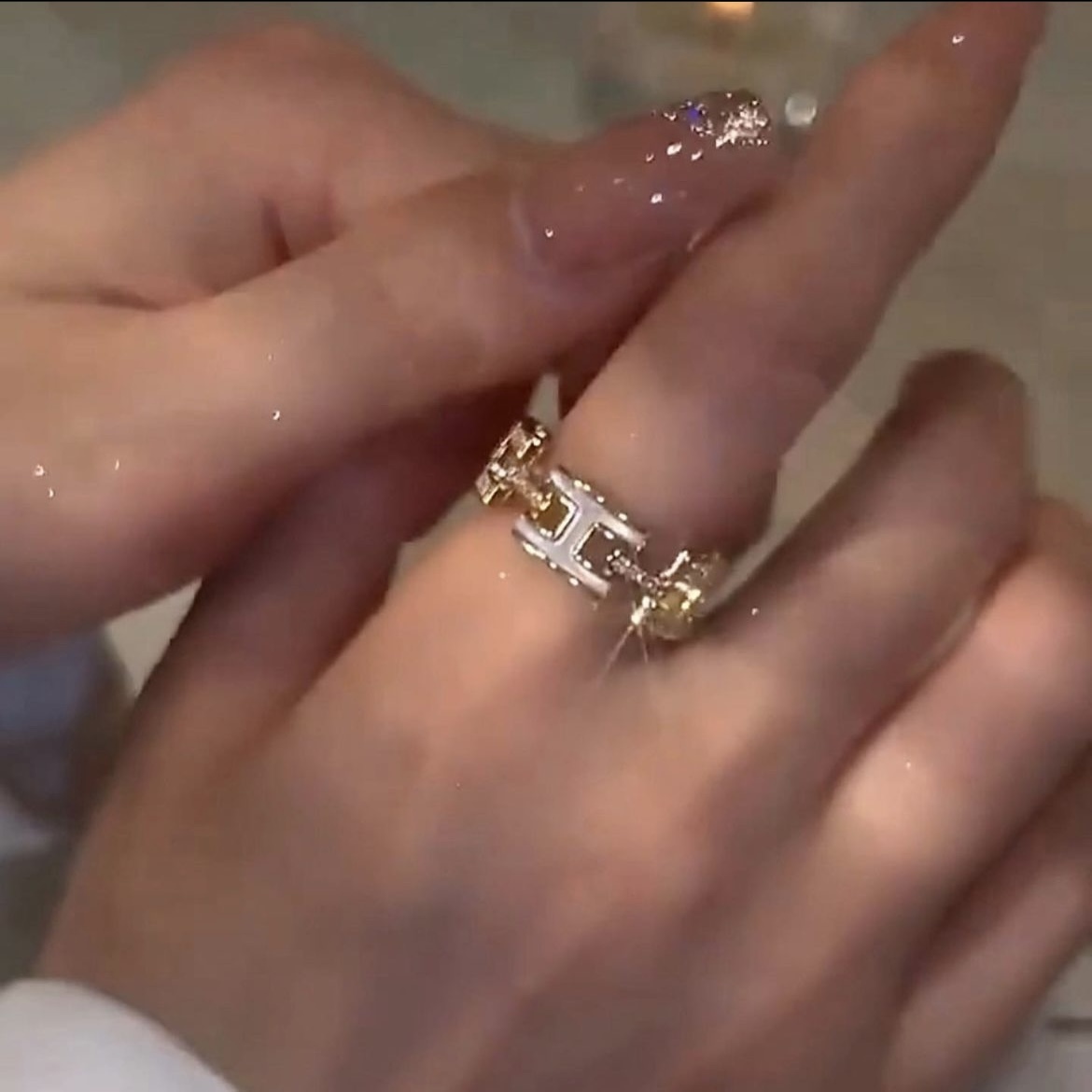 18k  H晶透白貝殼金鑽橫戒系列