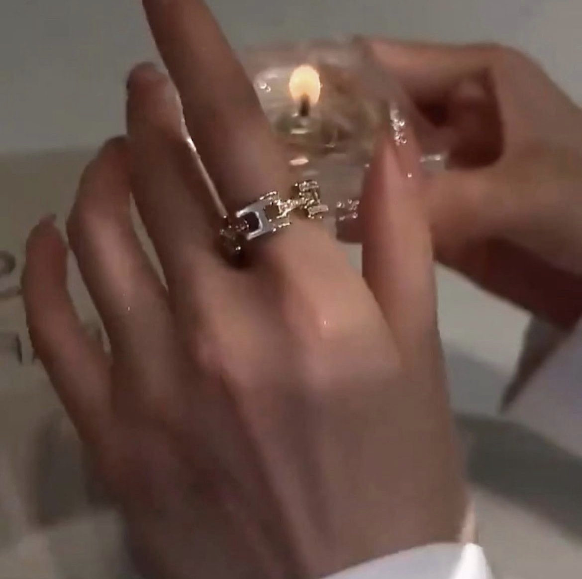 18k  H晶透白貝殼金鑽橫戒系列