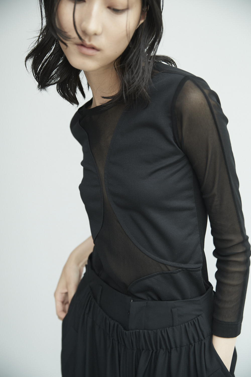 弧形剪接透膚上衣