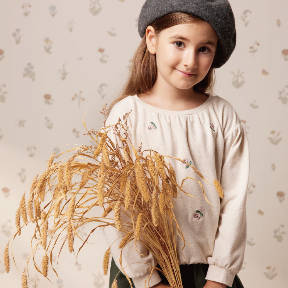 PIPPY刺繡小花落肩彈性棉圓領上衣 米