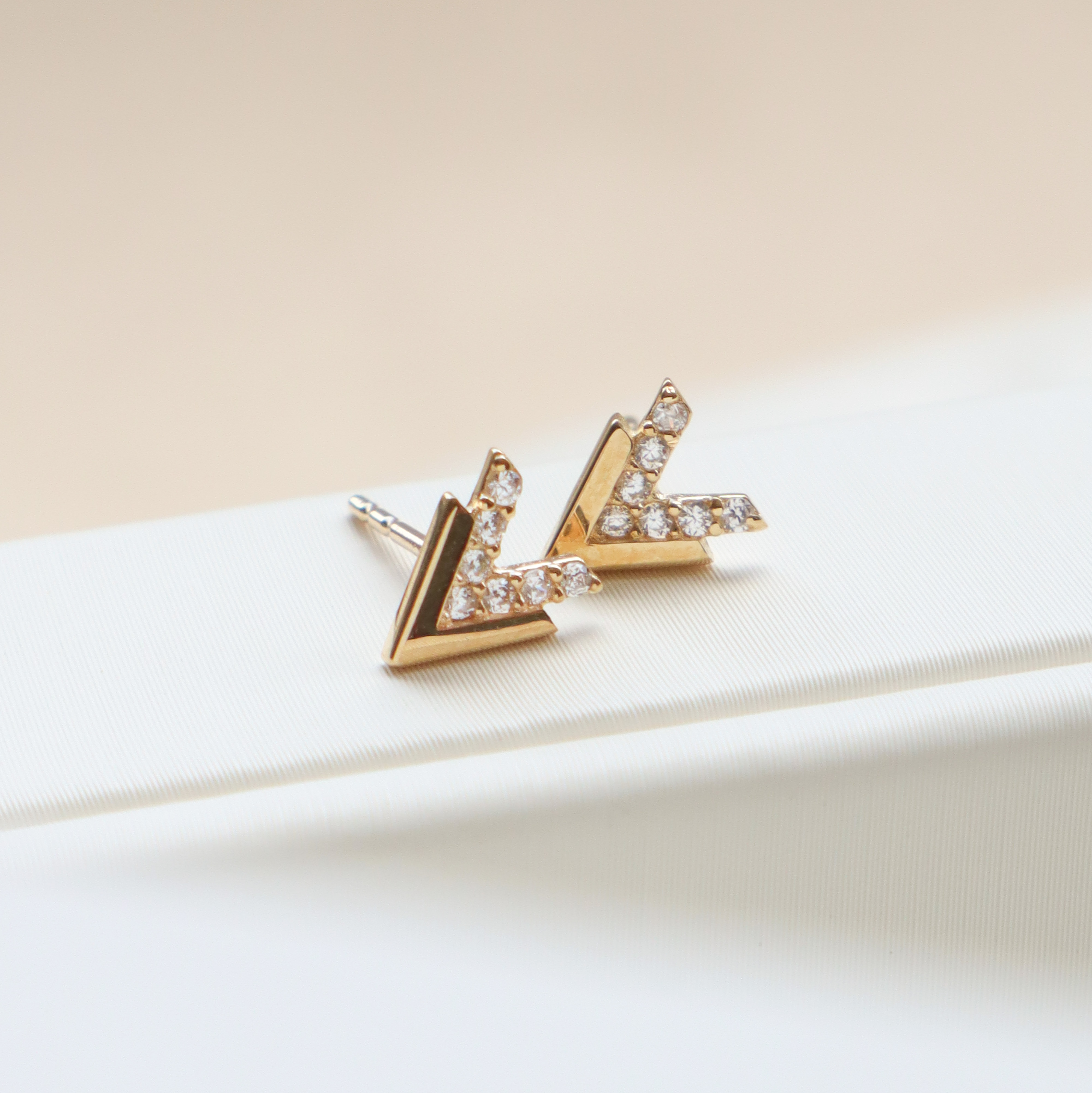 10K/V字耳環