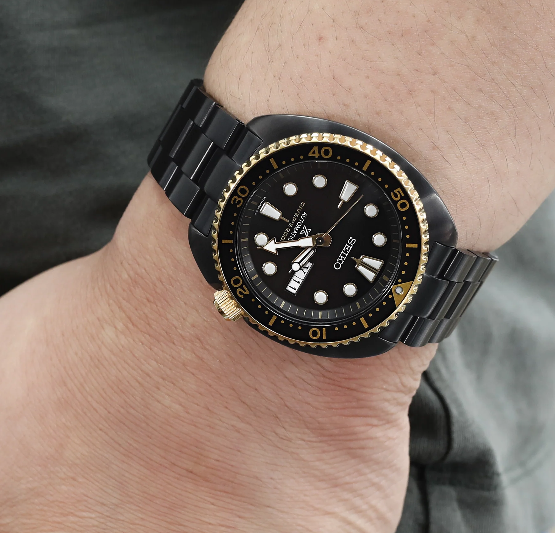 萬年鐘錶 - 太空人錶帶 SEIKO精工限量版黑鮑魚SRPC49代用錶帶3D三板式雙鎖潛水扣不鏽鋼DLC碳黑鋼錶帶 SS221803BLC047