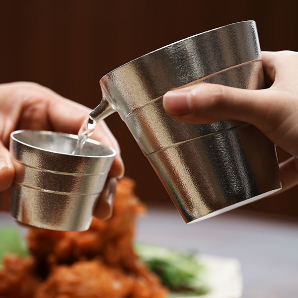 喝日本清酒的錫製酒器附壺嘴
