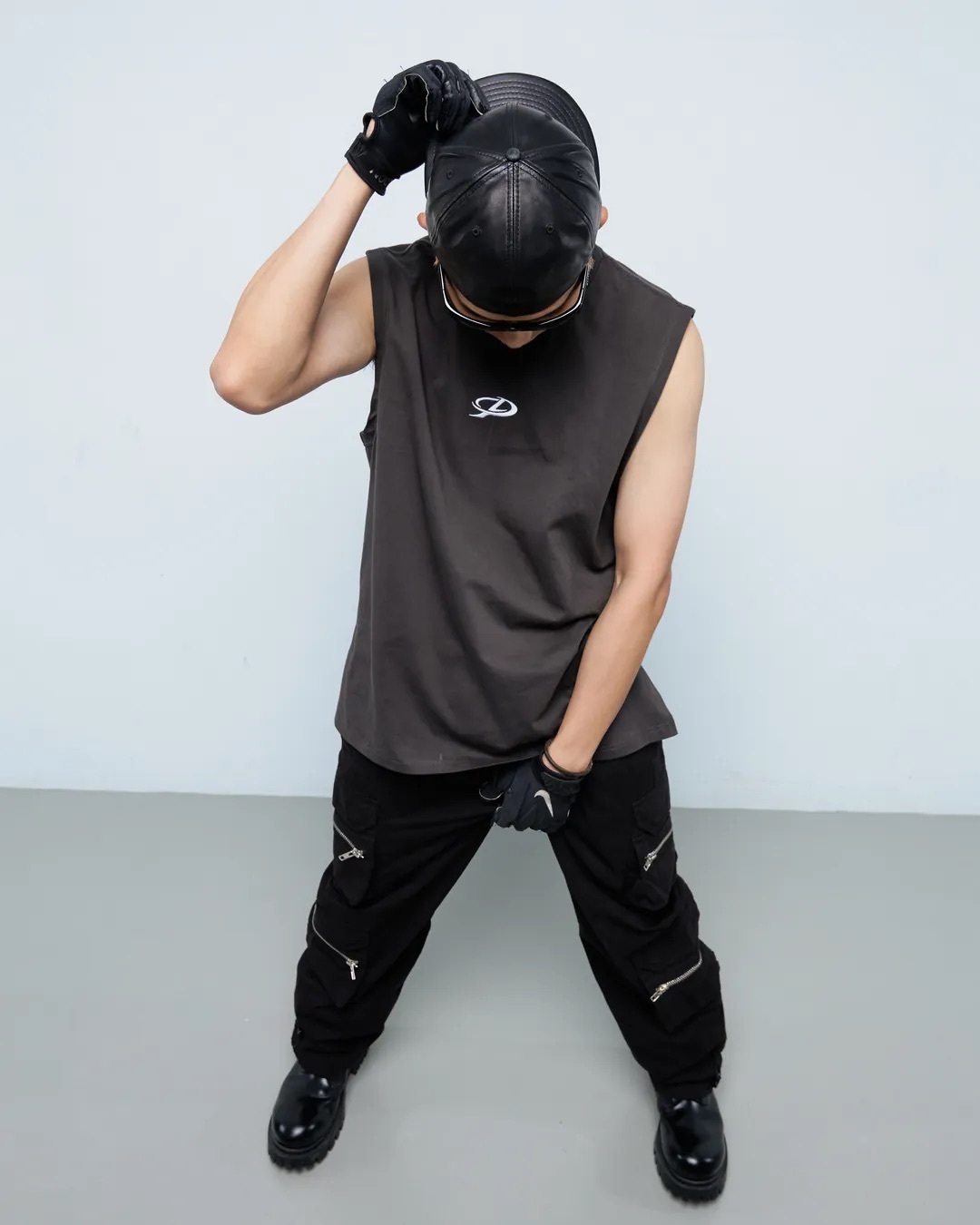 OPO DESIGN 十字剪裁背心