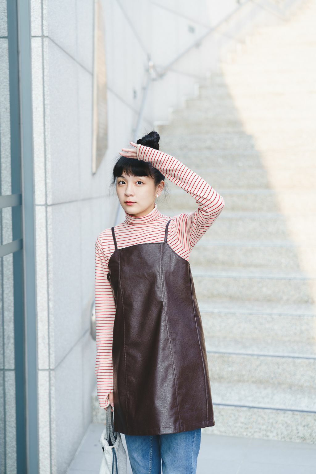 皮革吊帶短版連衣裙(兩色-布朗)