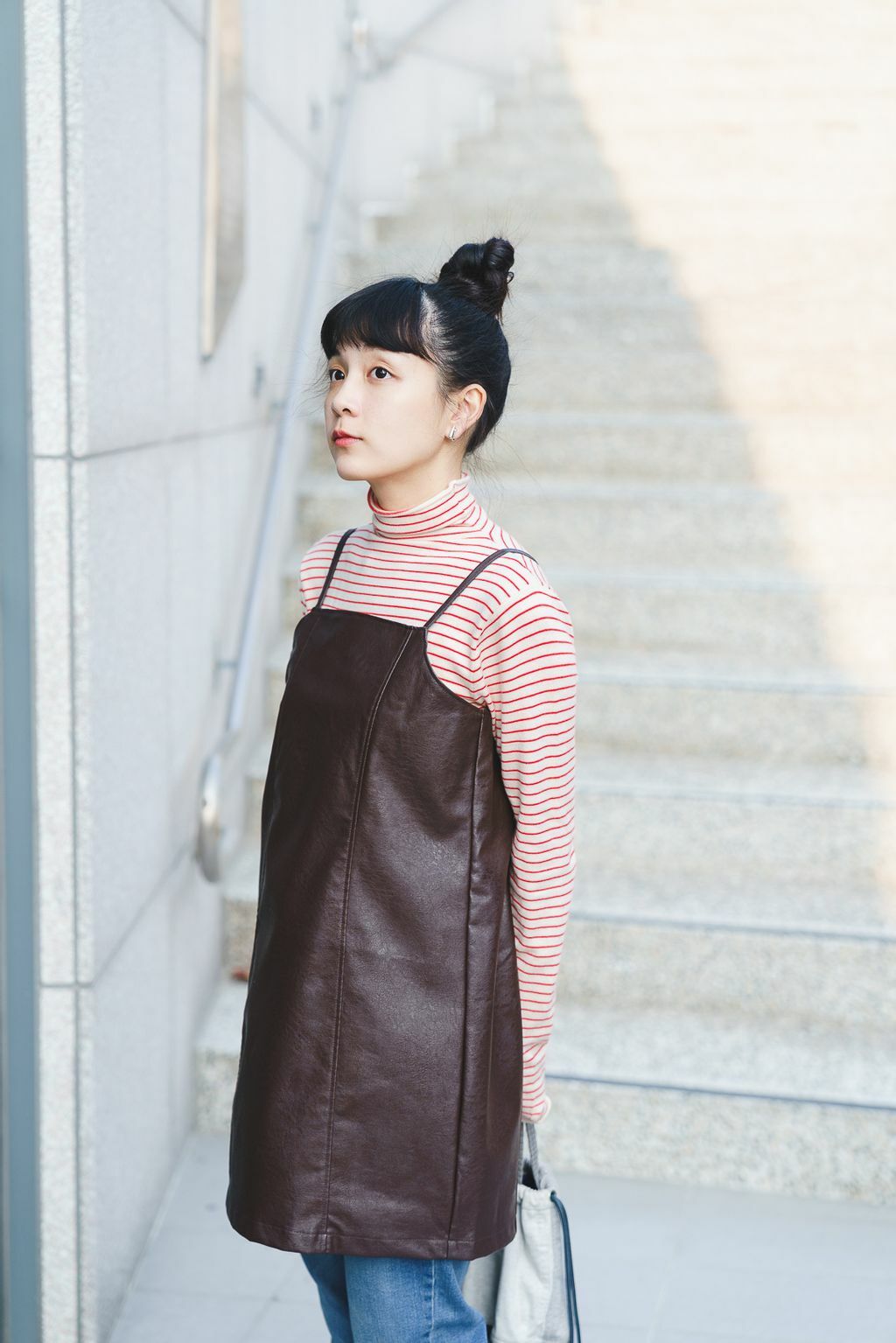 皮革吊帶短版連衣裙(兩色-布朗)