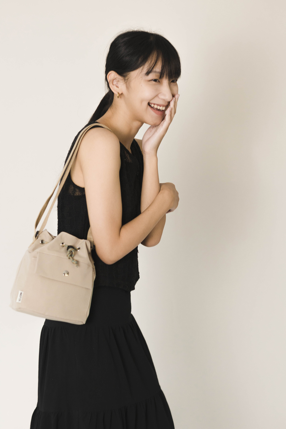 斜背抽繩束口包 (5色)｜NETTA