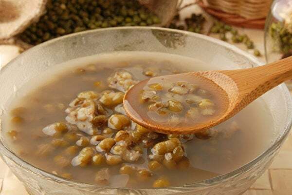 綠豆薏仁湯，用湯匙盛起來