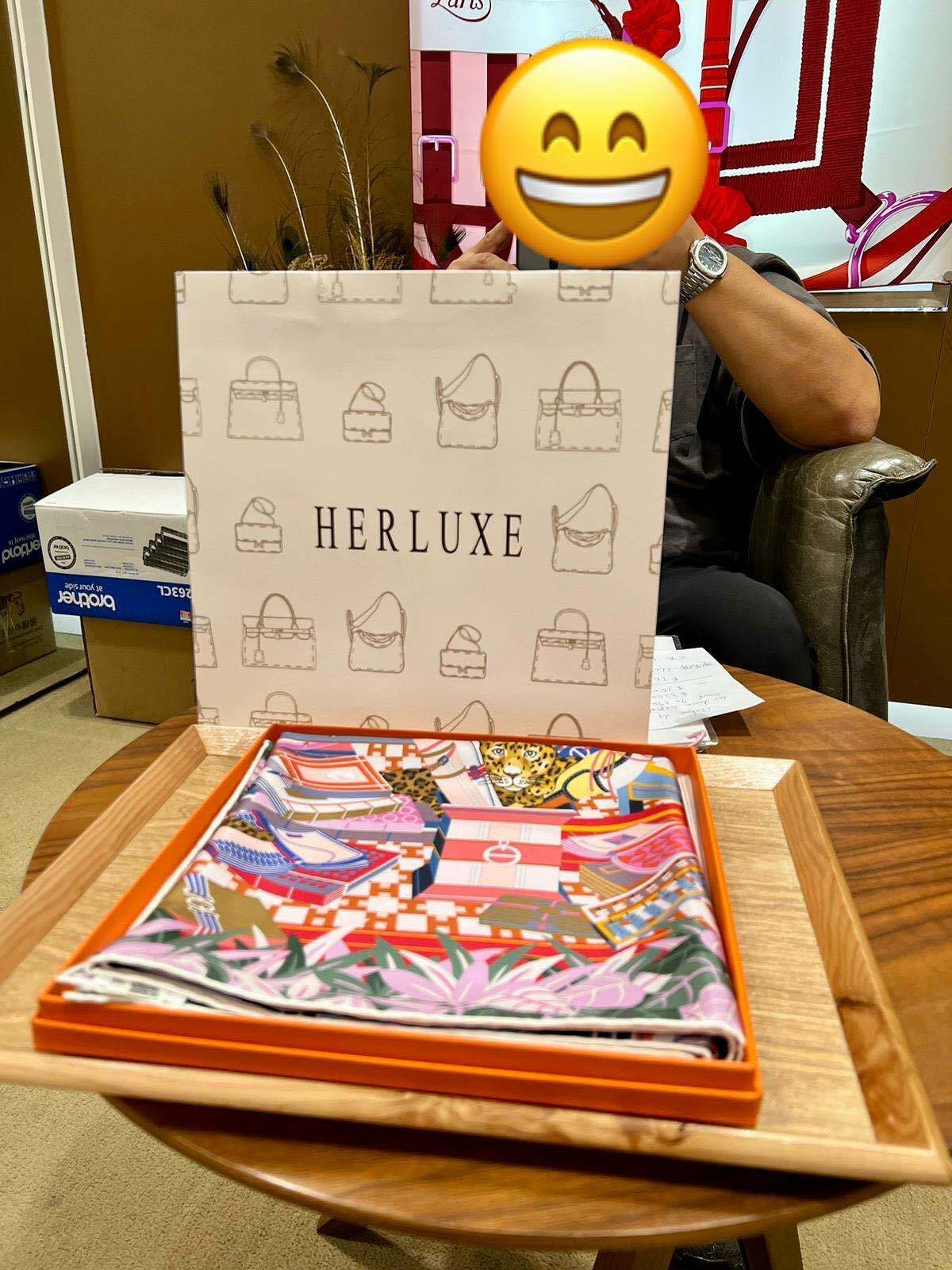 暖男先生來幫太太pick up Scarf🎉 係送比長輩嘅禮物🎁 多謝你哋嘅支持🫶