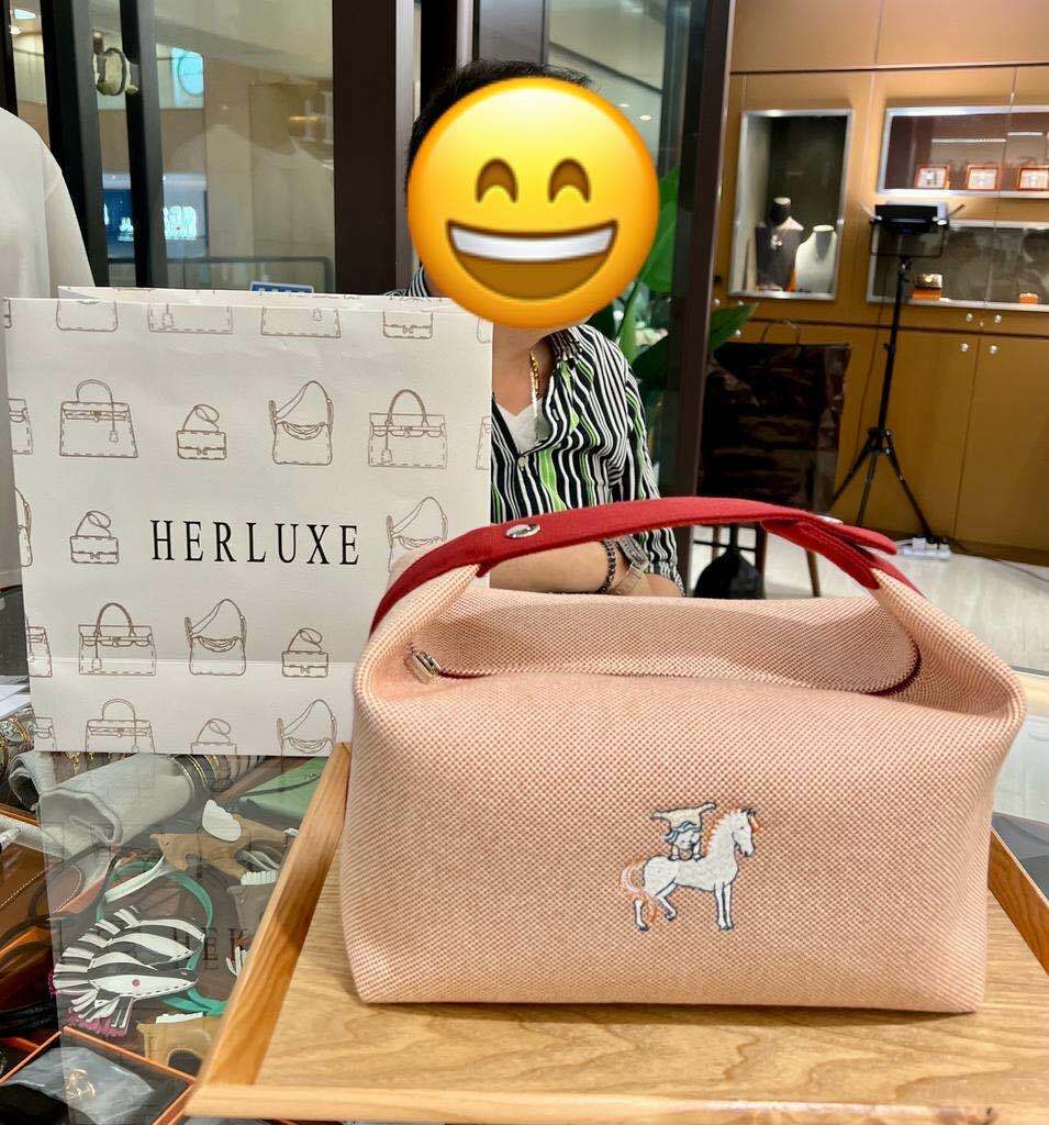 靚靚在線上咨詢後同先生一齊到店買飯盒包🎉  大讚HERLUXE服務好👍🏻 有現貨👍 價格相宜😍 多謝你嘅支持🫶