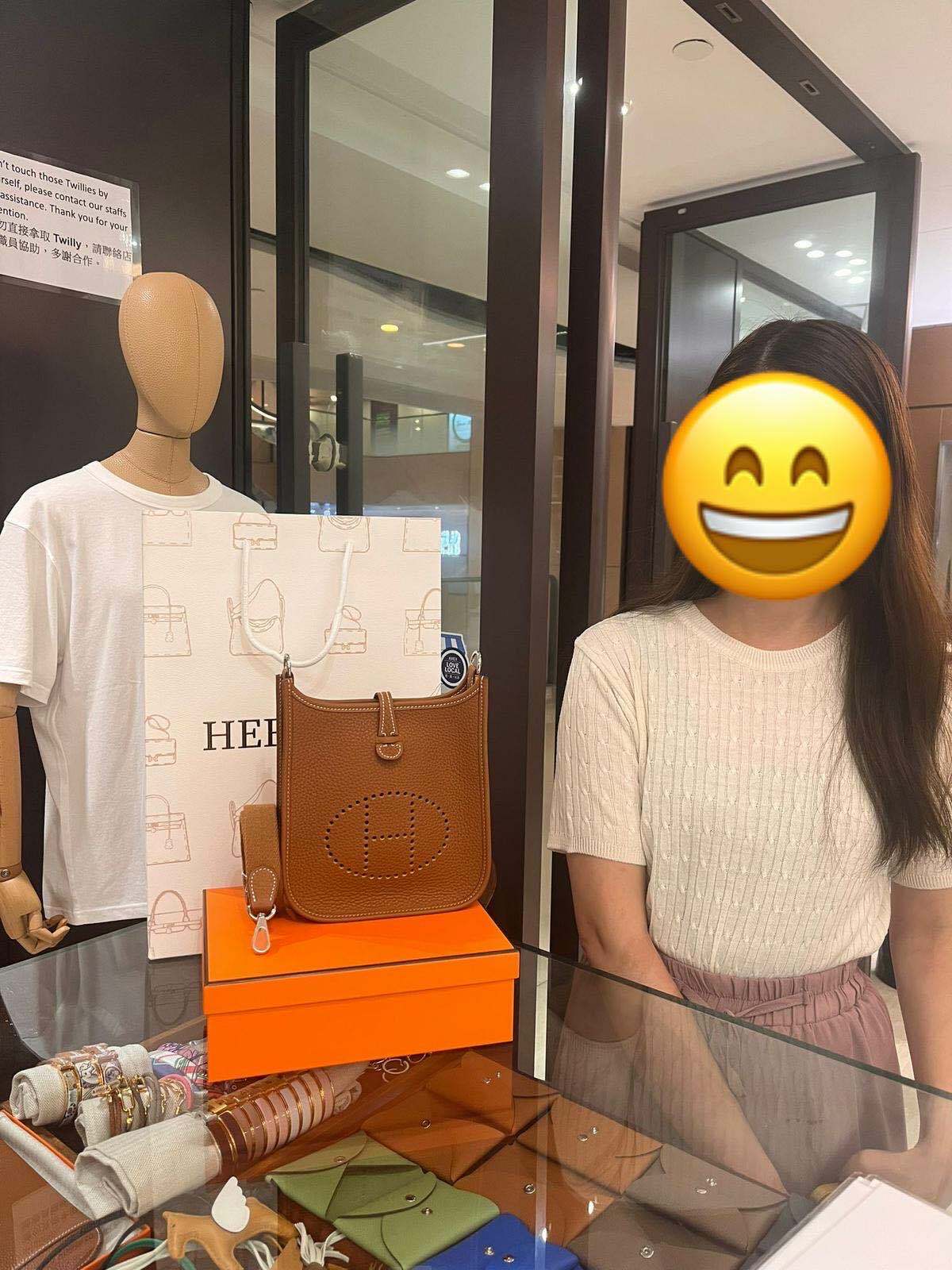 爽快靚靚來pick up mini E金銀🐫🔗 因為HERLUXE有門店🤩 口碑好🏆 價格好而選擇我哋🫰 靚靚有關注我哋嘅新資訊📩 係經朋友介紹認識的💕 多謝你哋嘅支持與信任🫶