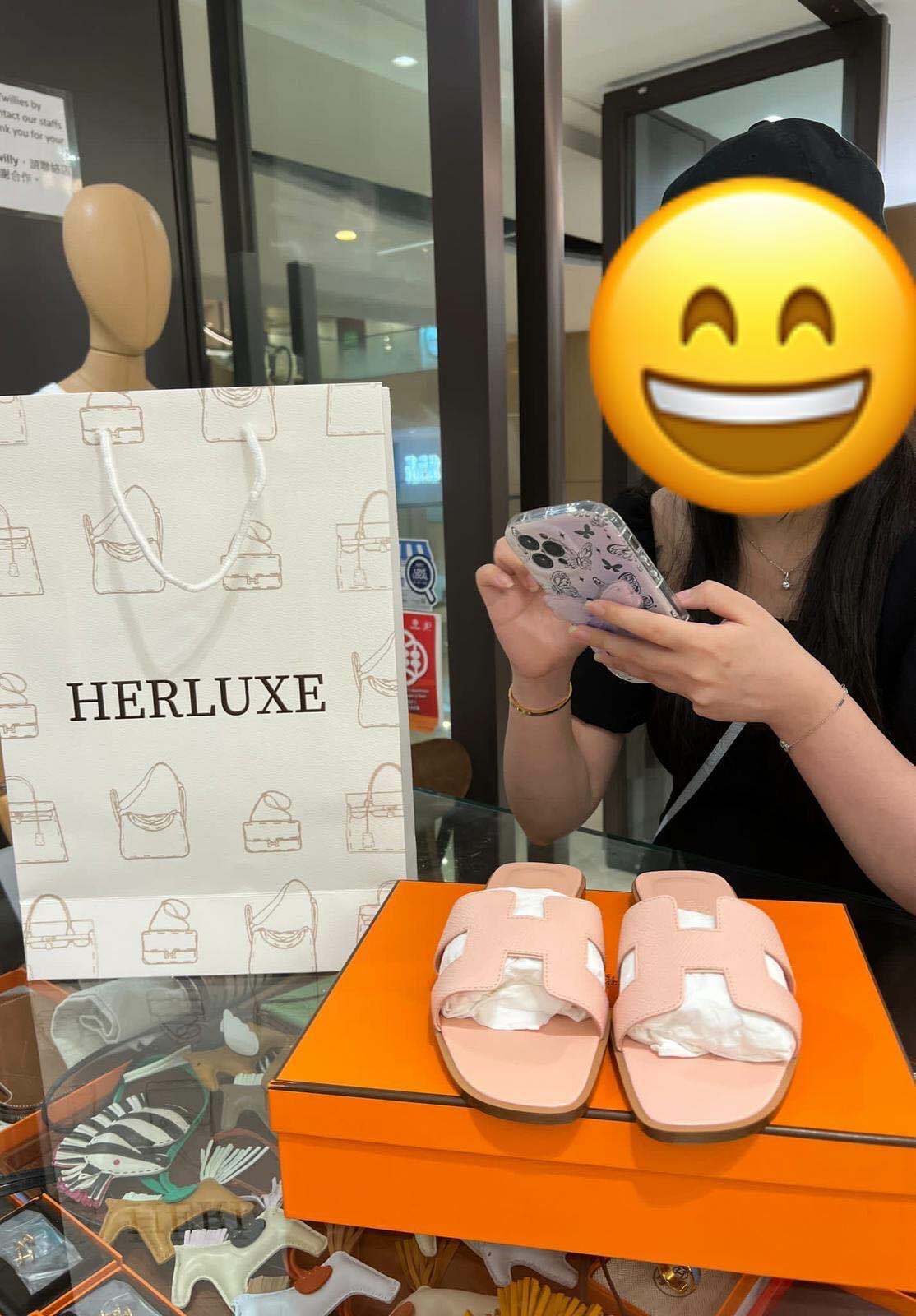 爽快靚靚經朋友介紹來店買咗oran拖鞋🎉 因為HERLUXE有門店🤩 口碑好🏆 價格好而選擇我哋🫰仲對卡包很有興趣❤️ 多謝你嘅支持🫶