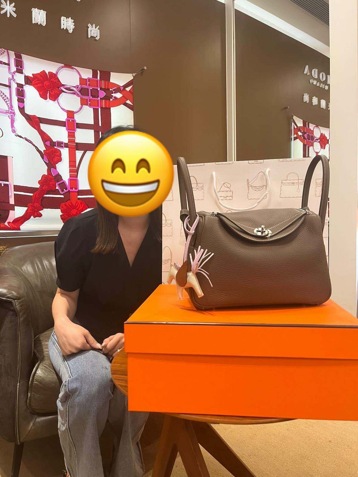 爽快靚靚線上咨詢後同先生即刻到店買咗lindy 26大象銀🐘🔗 配埋飛馬🐴 靚靚非常鐘意HERLUXE有現貨 🉑即買即用🫰認為價錢超級抵買💕 暖男先生爽快埋單💸 靚靚之前還幫襯過我哋買Kelly belt💫 多謝你哋一直咁支持與信任我哋🫶💪