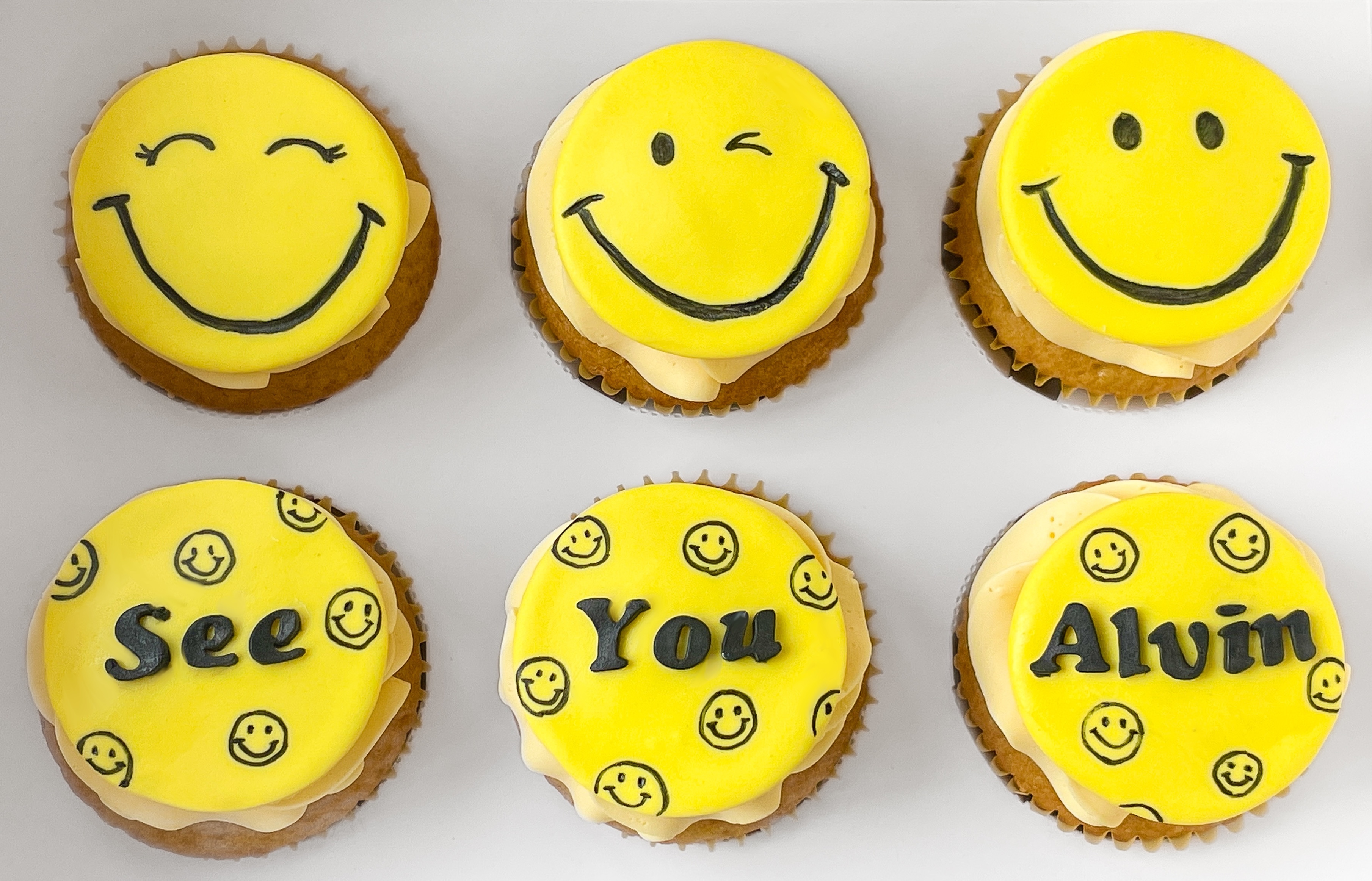 笑臉糖皮奶油霜杯子蛋糕