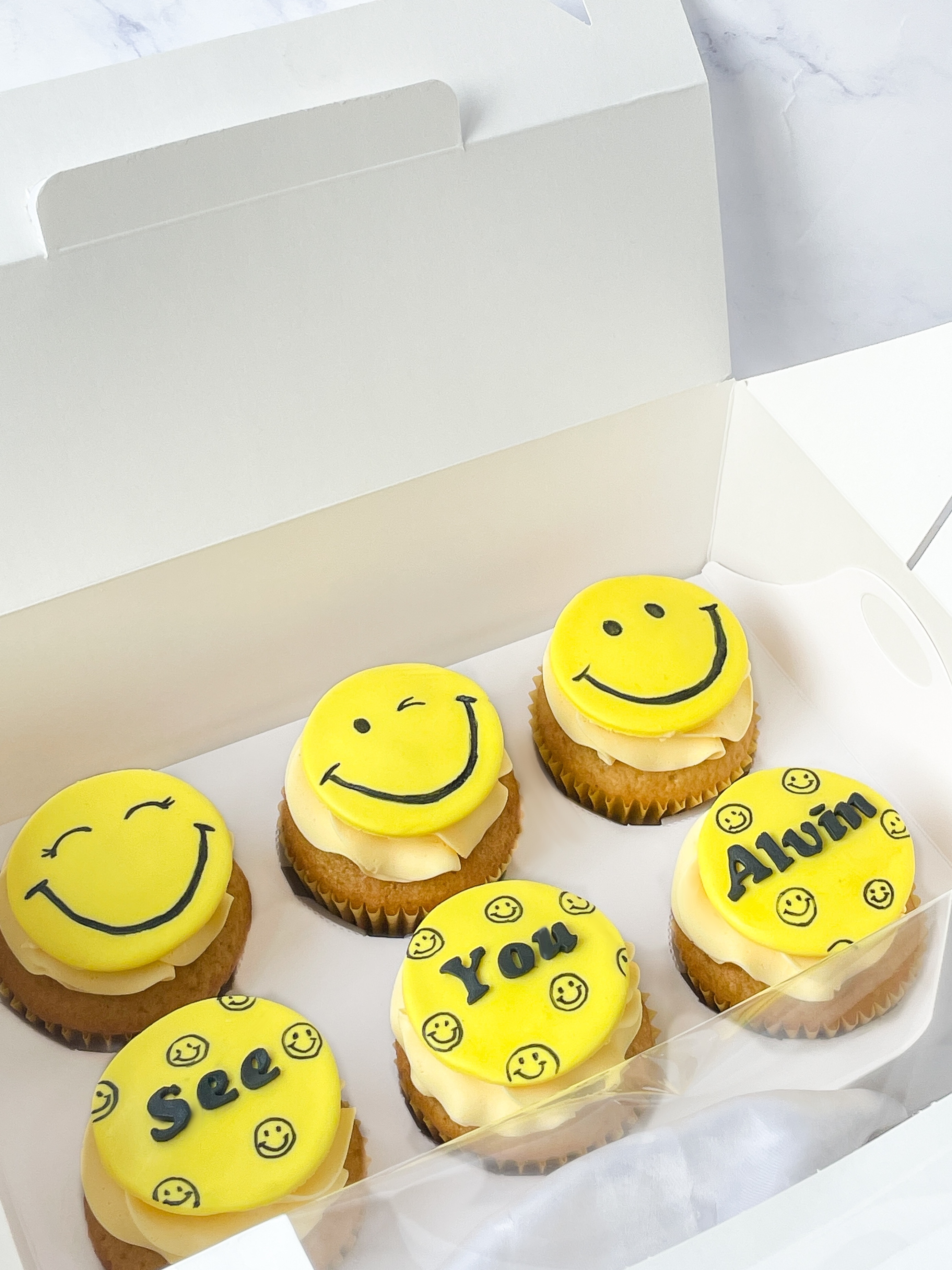 笑臉糖皮奶油霜杯子蛋糕