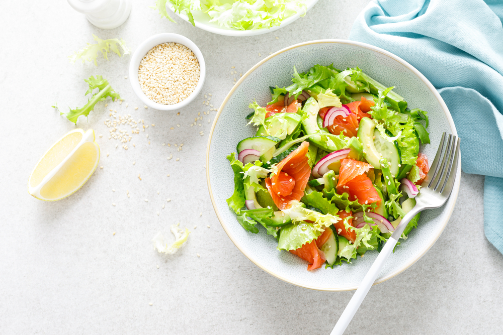 煙燻鮭魚沙拉燻鮭魚酪梨檸檬沙拉食譜