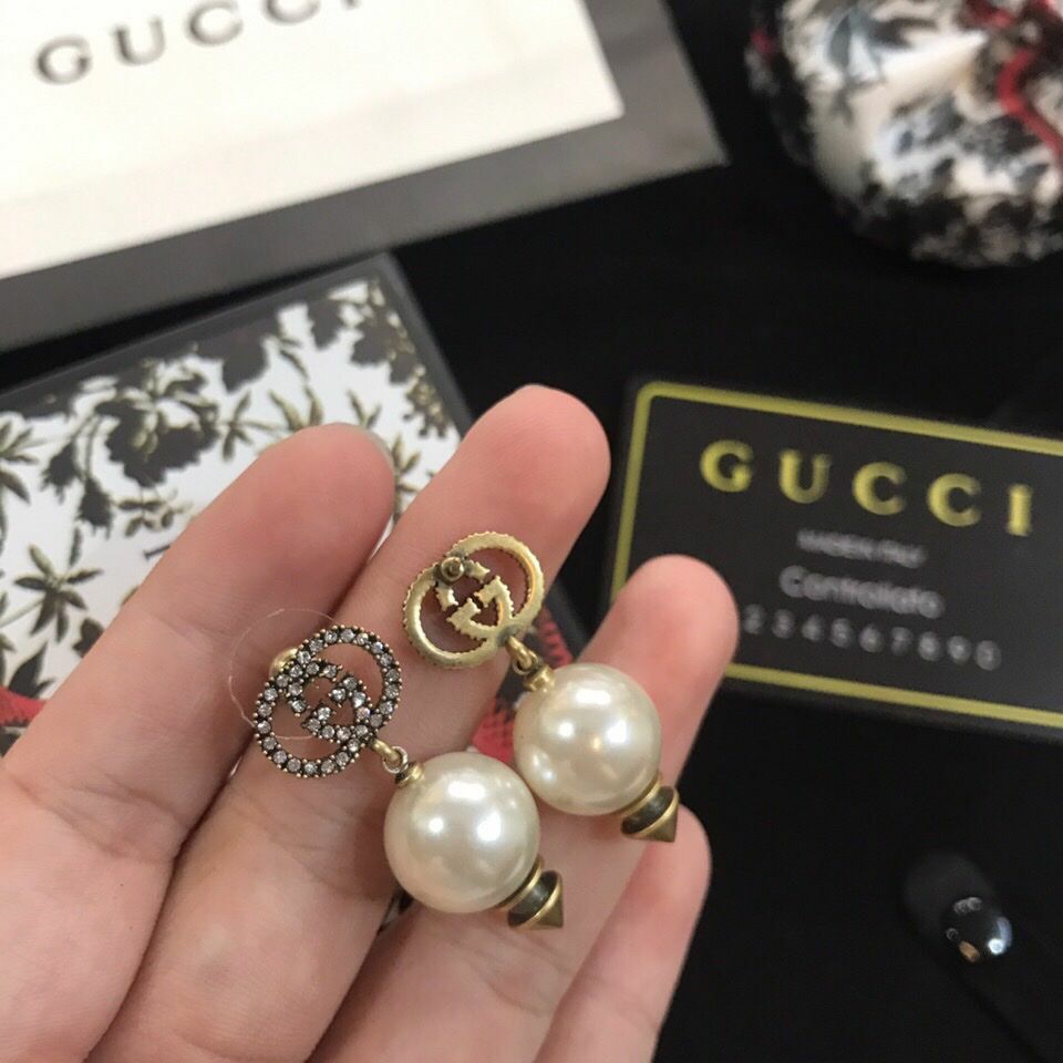 G  u  c  c i 珍珠耳釘