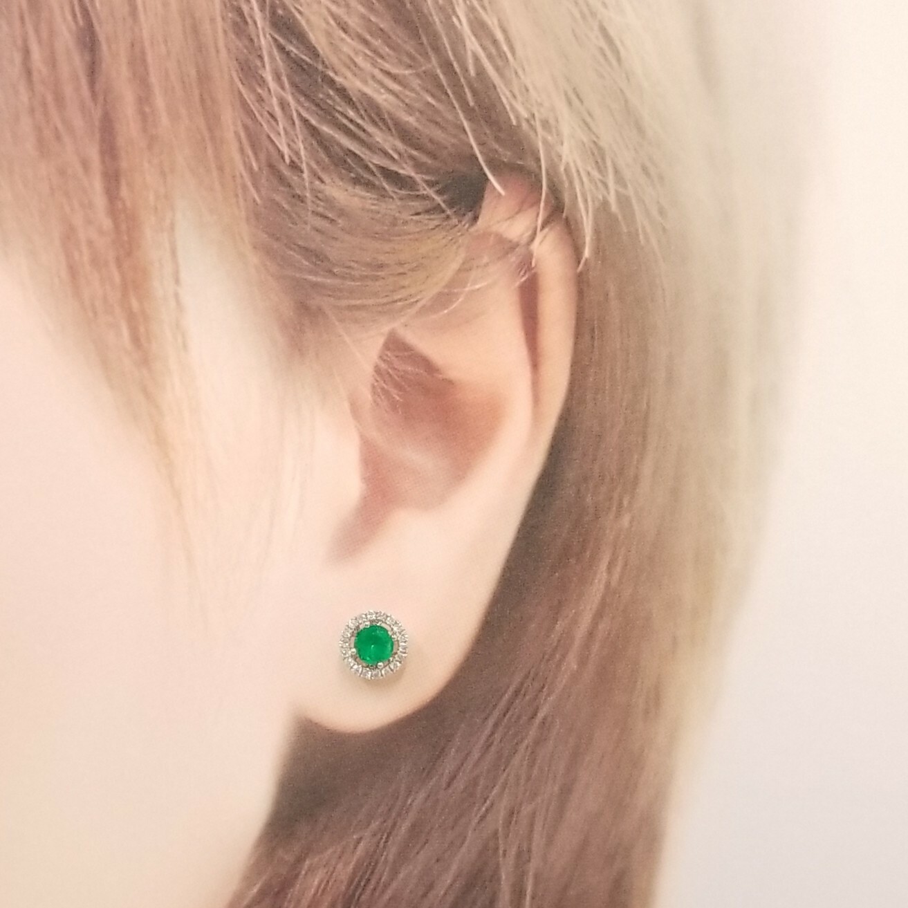 18K White Gold 0.61ct Emerld and Diamond Earrings