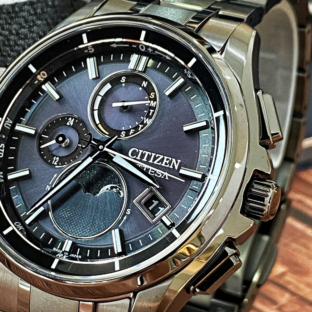 【CITIZEN 星辰】韋禮安配戴款 月相 超級鈦 萬年曆電波錶BY1006-62E 41.5mm 現代鐘錶