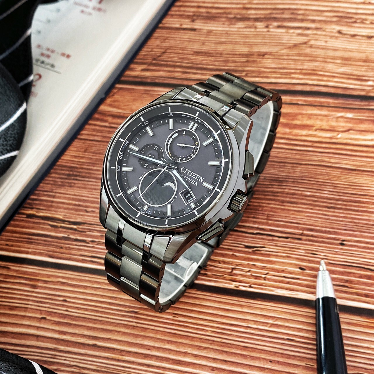 【CITIZEN 星辰】韋禮安配戴款 月相 超級鈦 萬年曆電波錶BY1006-62E 41.5mm 現代鐘錶