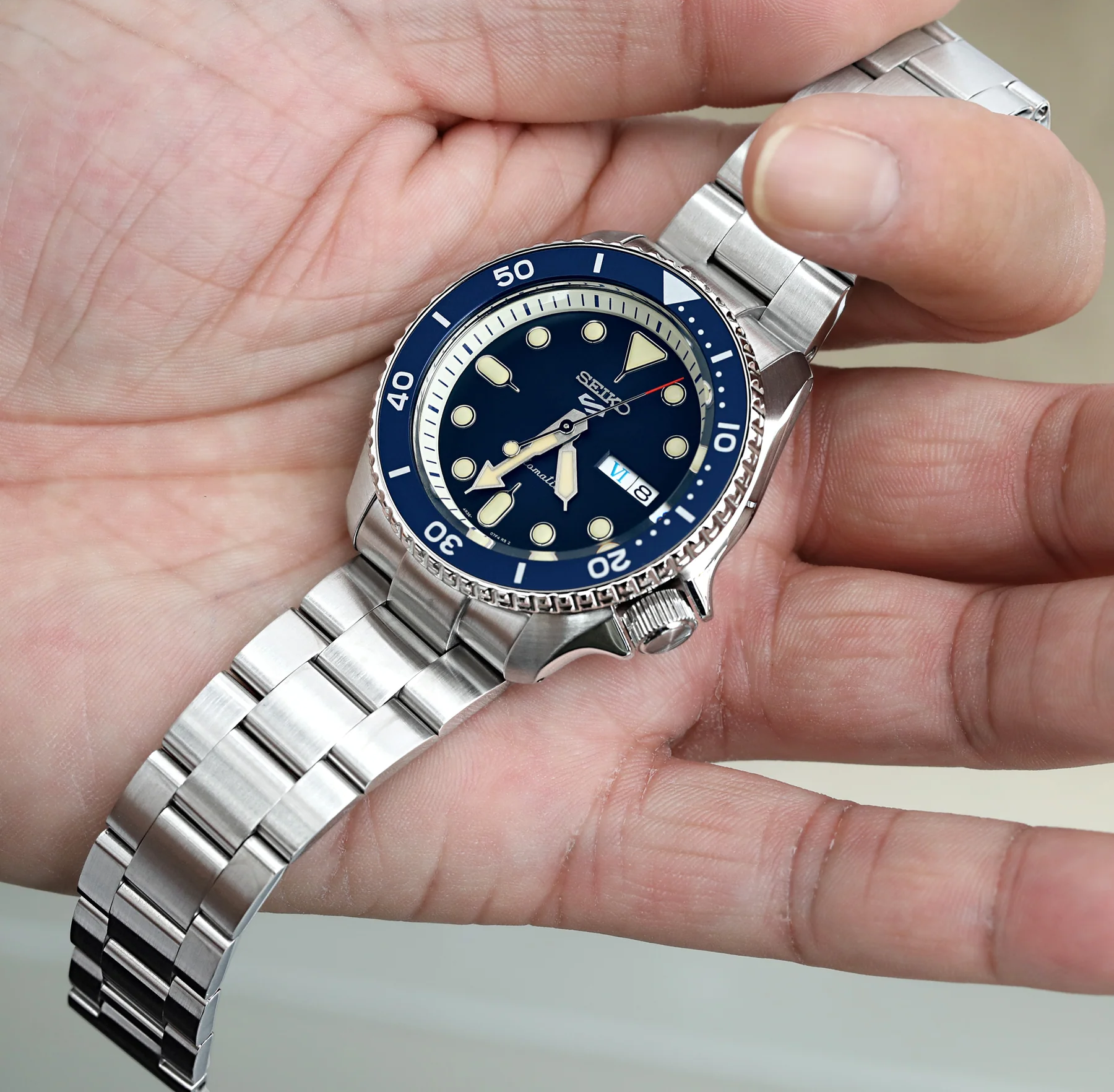 萬年鐘錶 - 太空人錶帶 SEIKO 5 SPORTS 精工 5號  專用錶帶超級3D蠔式拉砂不鏽鋼錶帶按鈕 V扣  SS221820B118