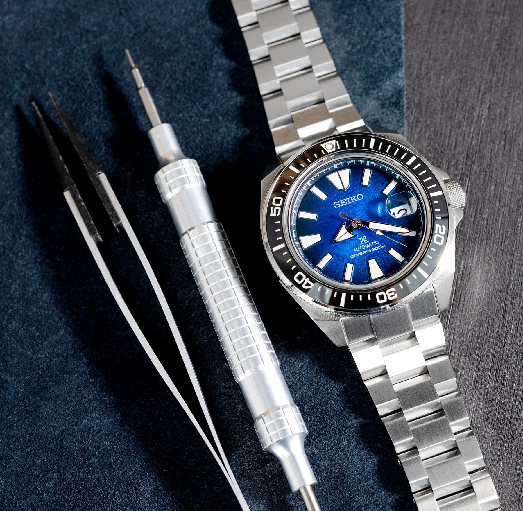 萬年鐘錶 - 太空人錶帶 SEIKO 武士系列機械錶專用代用帶 凱撒三板式鋼錶帶 拉砂 V扣雙鎖潛水扣  SS221820B156