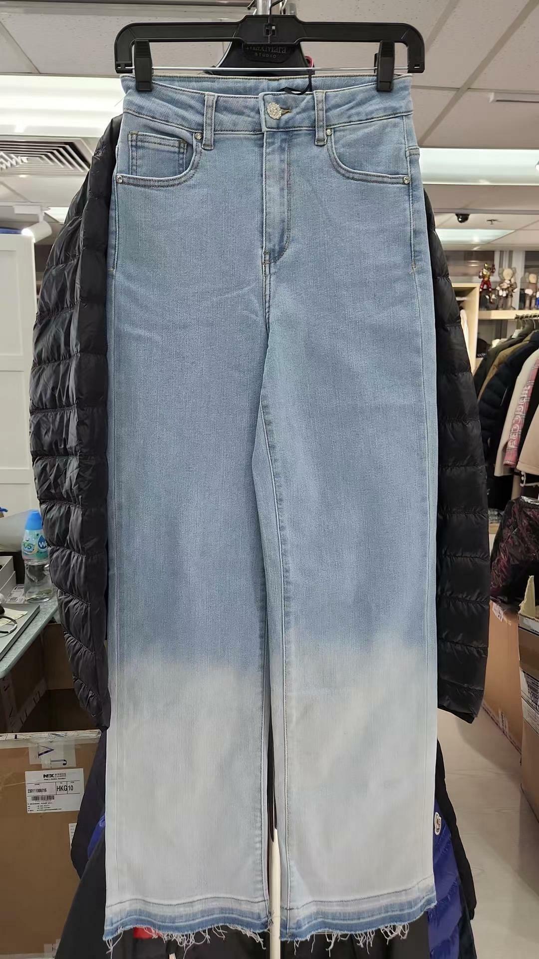 Joleen 淺藍色鑽扣漸變白直筒牛仔褲 -T