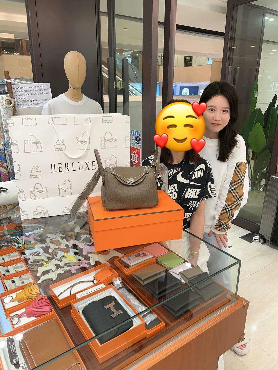 氣質靚靚walk in爽快買咗Lindy mini大象灰🐘 原來靚靚和身邊的朋友都經歷過被呃訂黨呃訂💢 對於市場上的情況也給了很好的意見💗 所以非常謹慎選擇咗HERLUXE🥰 對我哋來講係非常重要👍 靚靚第一次幫襯我哋就十分信任我哋💕 多謝你嘅支持與肯定🫶 呢個係昨天的相📸 依家先得閒分享出來😝