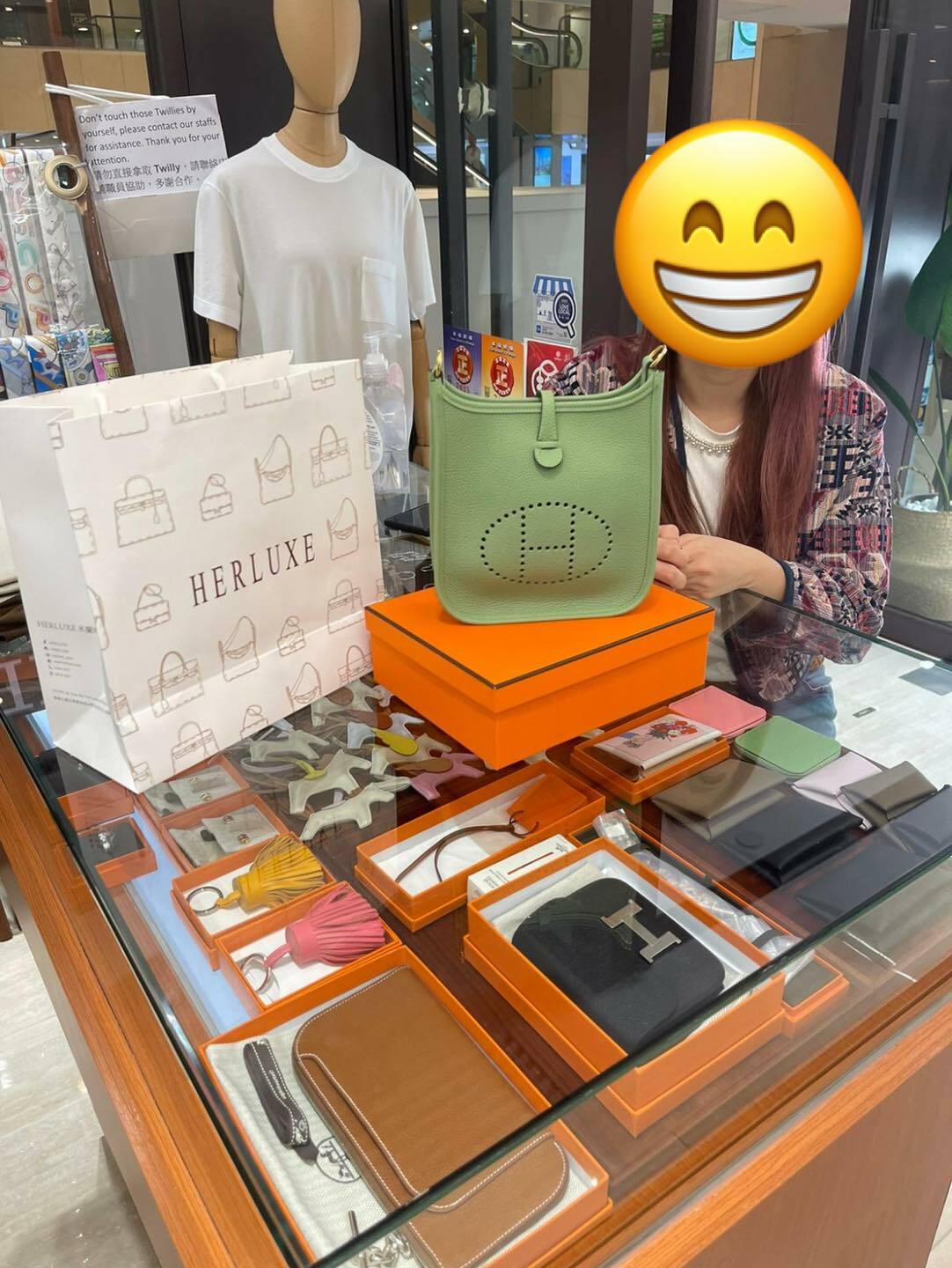 爽快靚靚walk in來想訂mini E 奶油白🍰 見到牛油果綠🥑超靚超喜歡😍 價格又吸引✨ 靚靚好開心🥳 馬上決定埋單抱走🤲 靚靚的朋友都揀咗條超美的Twilly🎀 多謝你哋嘅支持🫶 呢個係昨天的相📸 依家先得閒分享出來😝