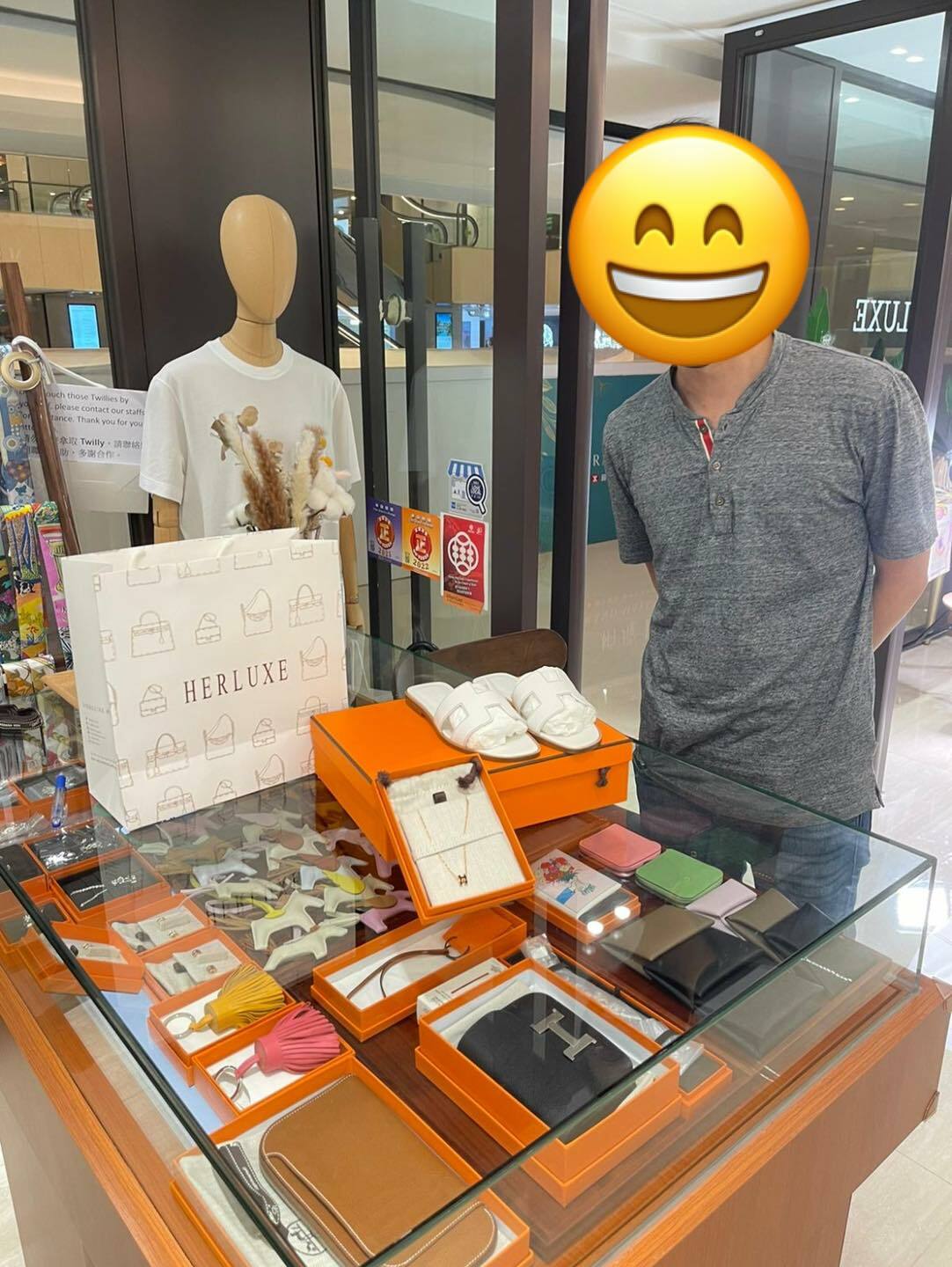 暖男先生來幫女朋友pick up oran拖鞋🩴 見到mini pop H頸鏈靚💕價格又好😍 馬上拍板要埋💗 多謝你哋嘅支持🫶 呢個係昨天的相📸 依家先得閒分享出來😝