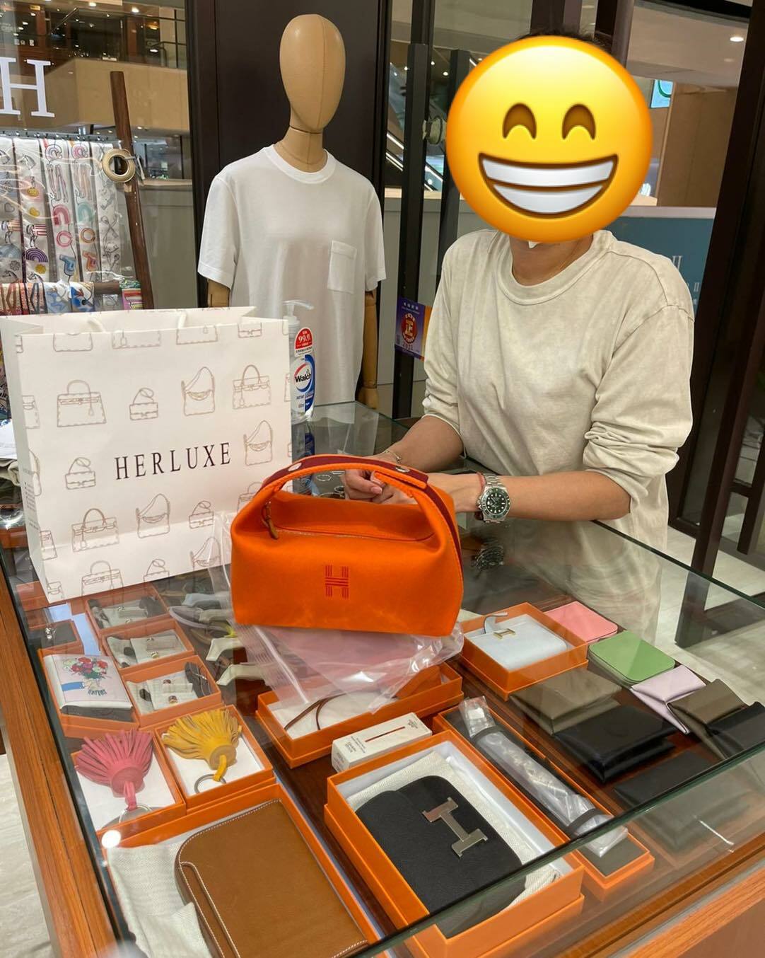 爽快靚靚來pick up 飯盒包橙色🍊 靚靚非常開心🥳 稱讚我哋價格好😍 有現貨不用等👍 多謝你嘅支持與認可❤️