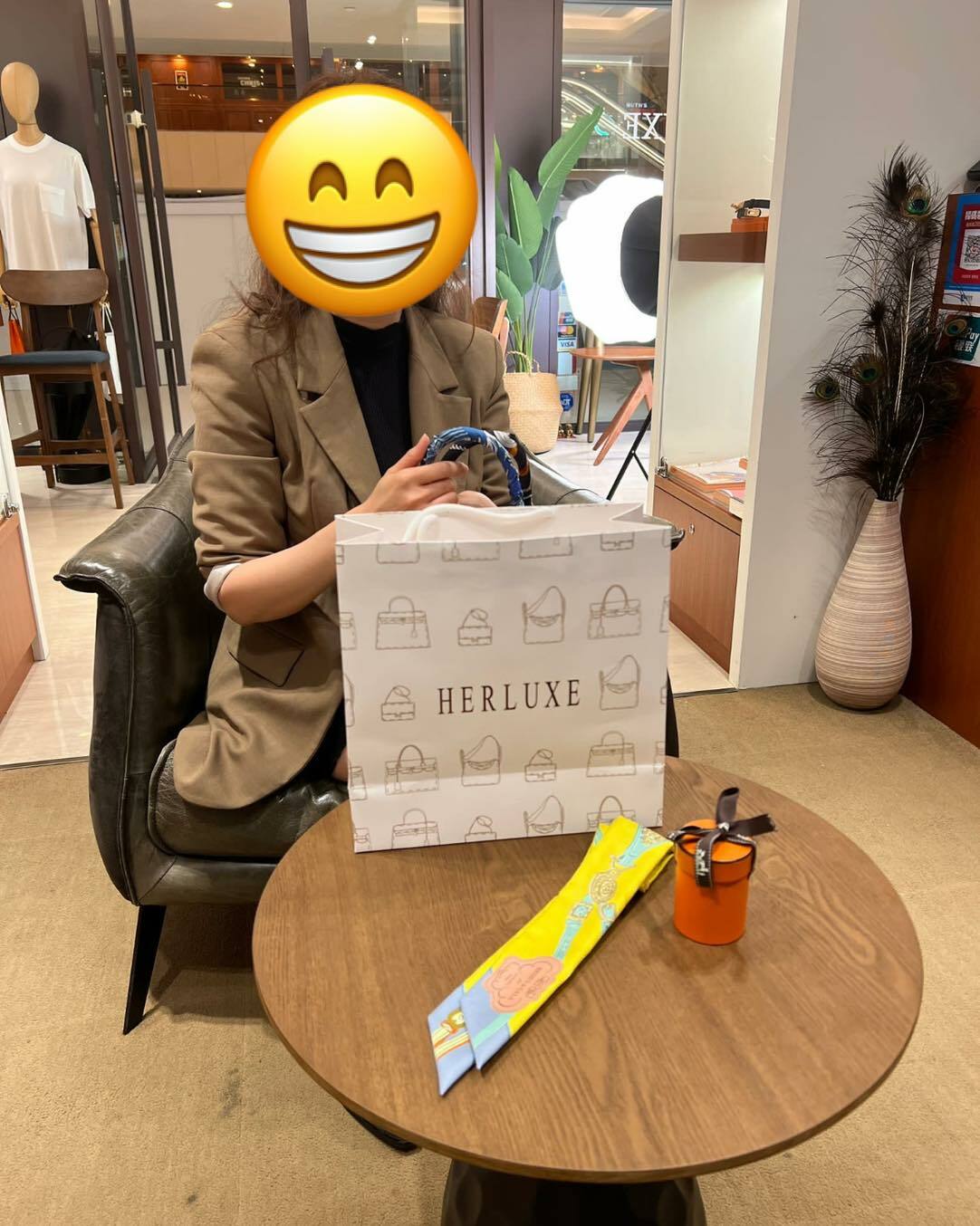 爽快靚靚walk in到店買Twilly🎀 係暖心先生幫忙挑選的顏色💕 好襯個手袋😍 多謝你哋的關注與支持🫶 呢個係昨天的相📸 依家先得閒分享出來😝