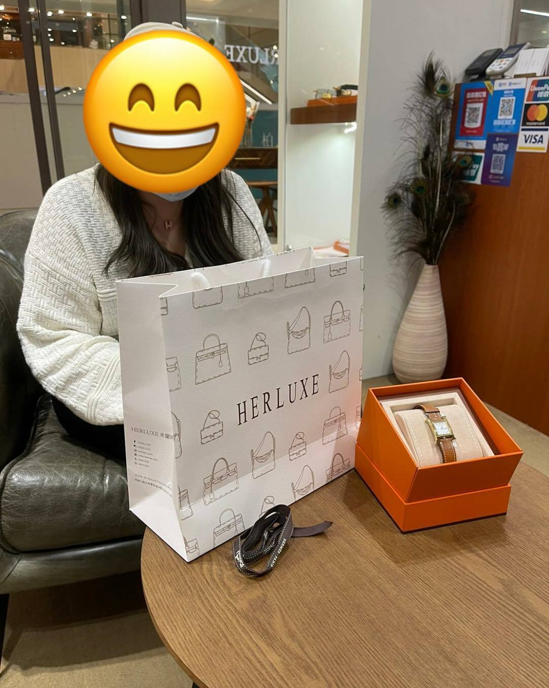 爽快靚靚在網上咨詢我哋後馬上到店睇手錶⌚ 呢款經典百搭💗 靚靚見到實物超級滿意💕 即刻拍板埋單🛍️ 多謝你嘅支持❤️