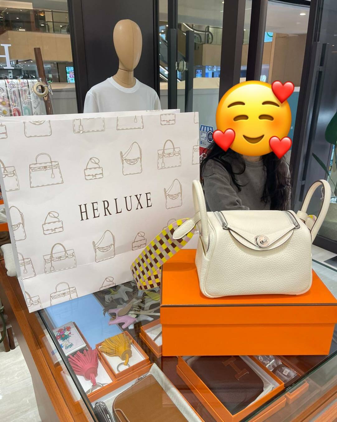 Vip靚靚前兩天剛抱走Geta大象金🐘 今日又來買lindy mini奶油白🍰🥳 靚靚表示在網上見到我哋嘅明星上身圖已經好心動💗 價格也好吸引✨ 火速來店復購🛍️ 多謝你對HERLUXE嘅信任與認可🫶