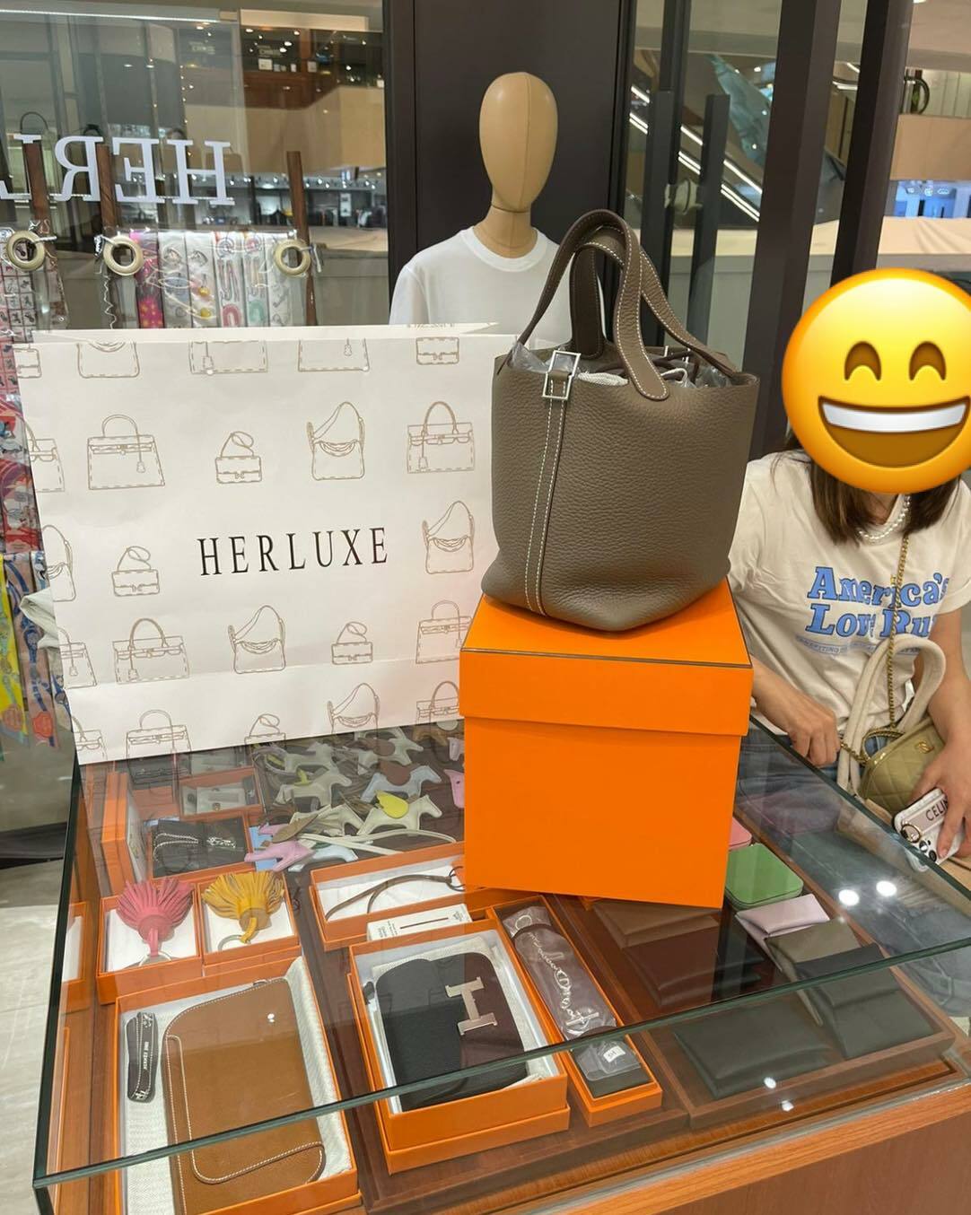 爽快靚靚在網上咨詢我哋後🔍 馬上到店選購了P18大象灰銀扣🐘🗝️ 非常休閒百搭👗 靚靚稱讚我哋價格非常抵買👍 多謝你嘅支持與信任💗