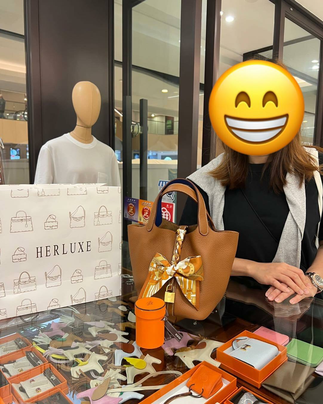 熟客靚靚來pick up貨品🥳 係送比朋友嘅禮物🎁 非常滿意💕 希望你朋友收到會好開心🥰 多謝你一直以來對HERLUXE嘅支持與信任🫶