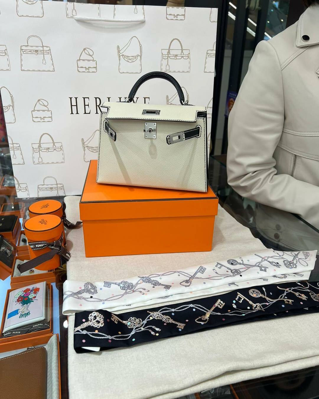 大V靚靚今次爽快抱走K20熊貓🐼🎉 配上黑/白鎖匙Twilly太絕了💖 靚靚非常開心滿意💕 多謝你多年以來嘅鼎力支持🫶 能讓客人長久堅定選擇我哋💪 HERLUXE嘅實力係有目共睹的👍 呢個係昨天的相📸 依家先得閒分享出來😝