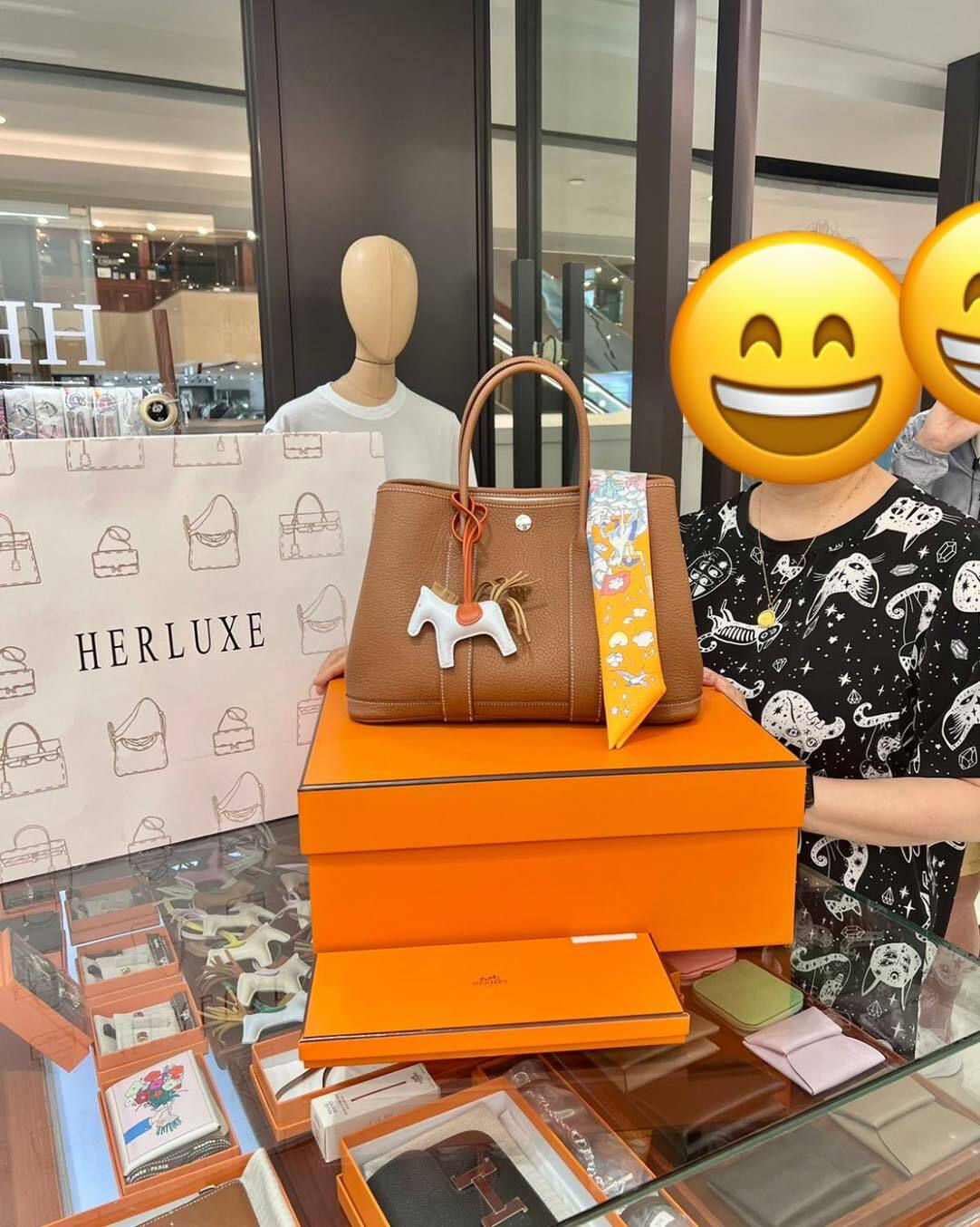 愛妻號先生陪同太太來買GP30金色🐫 配埋小馬同Twilly🐎🎀 超完美💕 先生爽快埋單🥰 原來仲對比過其他店🔍 大讚我哋價格好👍 服務好🥳 多謝你哋嘅支持與認可🫶 呢個係昨天的相📸 依家先得閒分享出來😝