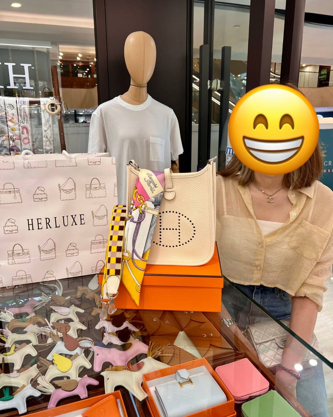 靚靚網上咨詢後爽快落單mini E奶油白🍰 襯埋條靚twilly💗 非常襯你的溫柔氣質👸🏻 靚靚原來一直有關注我哋❤️ 多謝你嘅支持與認可🫶 呢個係昨天的相📸 依家先得閒分享出來😝