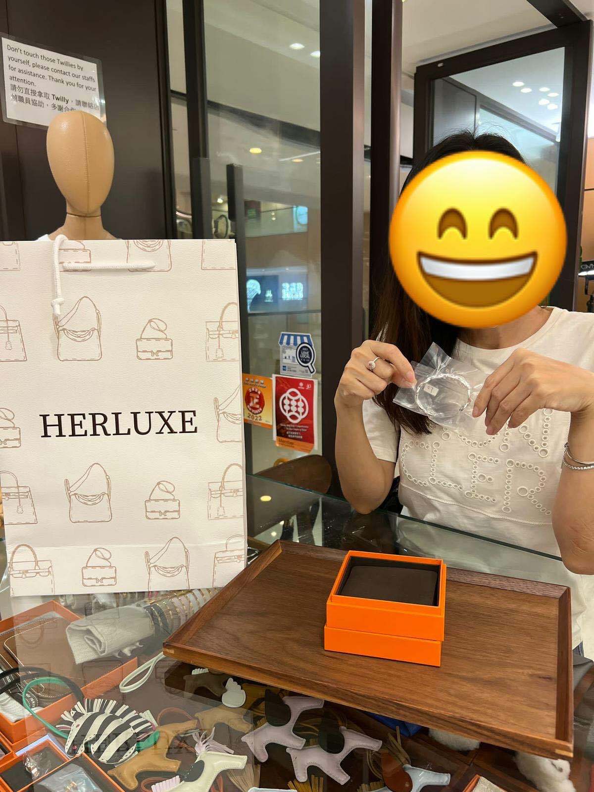 爽快靚靚來pick up手鐲🎉 喜歡HERLUXE有門店👍 服務好👍🏻 直播價格平👍 仲對P18寶石藍好有興趣❤️  多謝你嘅支持🫶
