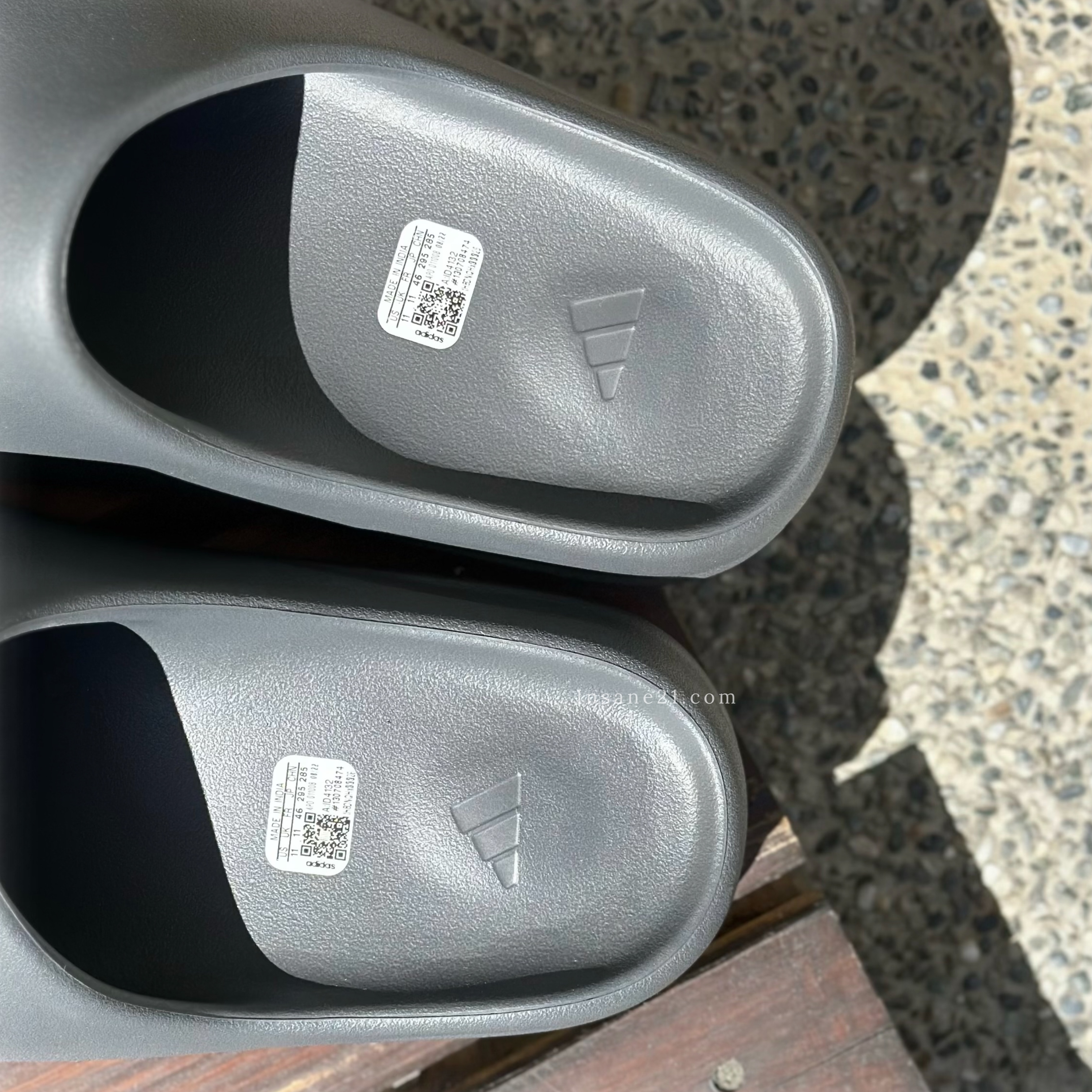 ADIDAS YEEZY SLIDE GRANITE 炭黑深灰拖鞋ID4132