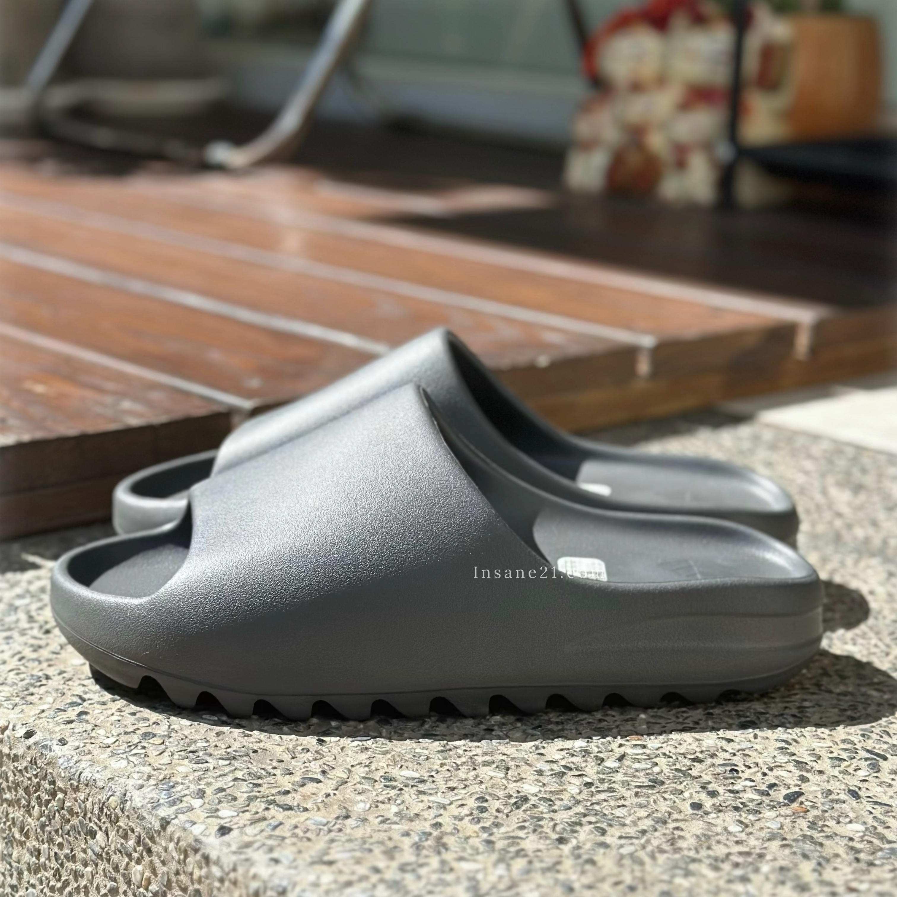 ADIDAS YEEZY SLIDE GRANITE 炭黑深灰拖鞋ID4132