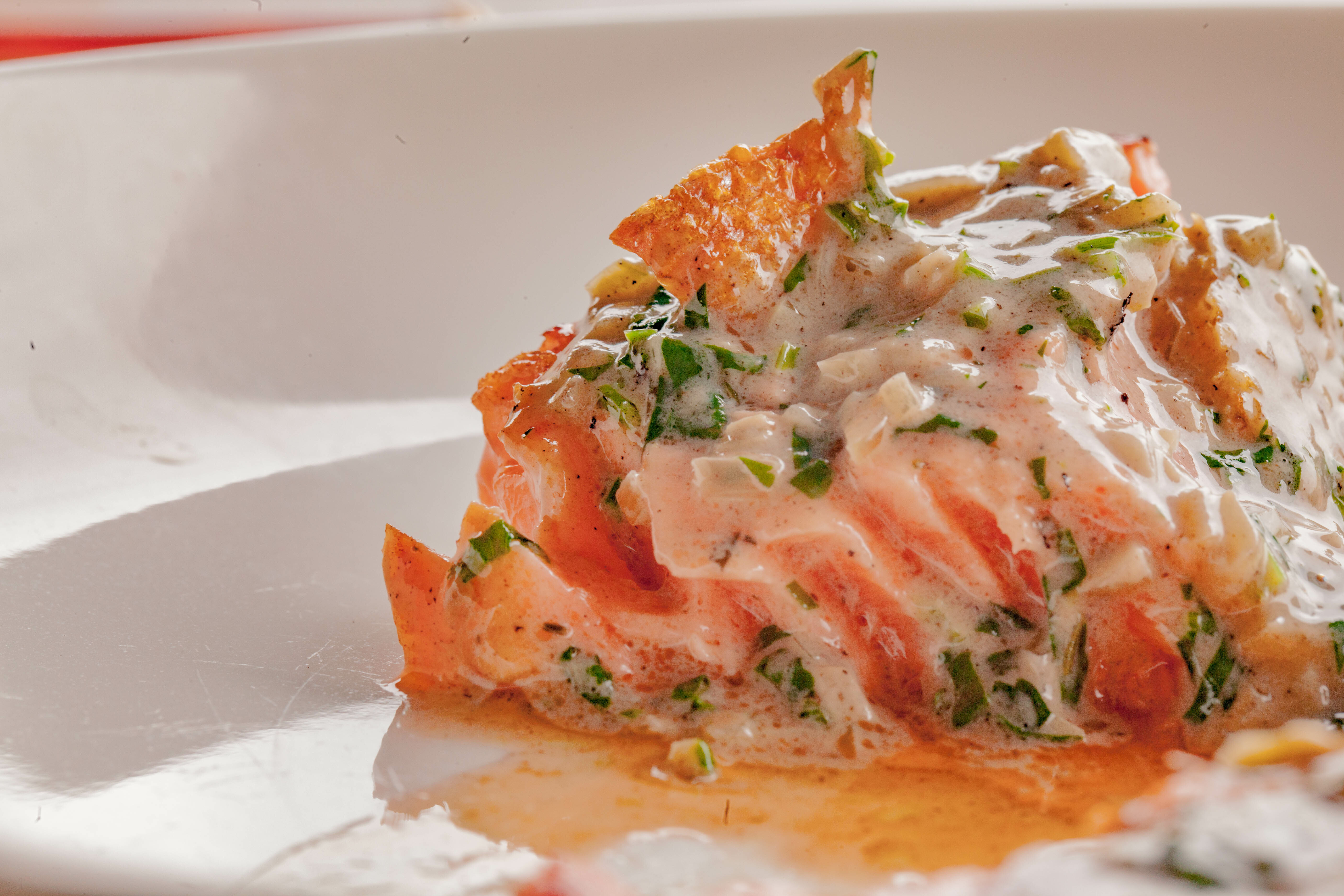 西式鮭魚洋蔥料理：白醬洋蔥奶油鮭魚排