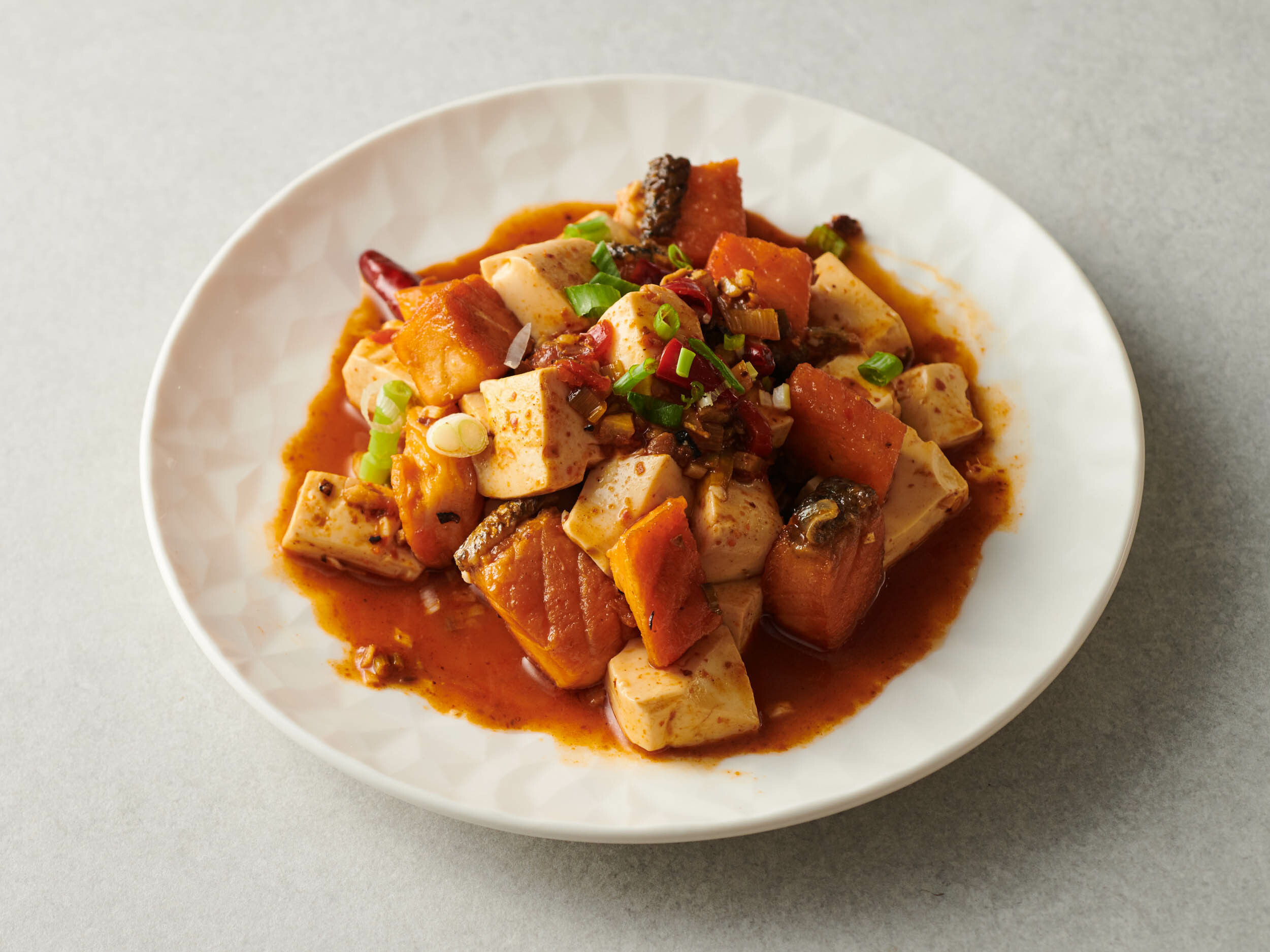 砂鍋鮭魚洋蔥料理：鮭魚洋蔥豆腐煲