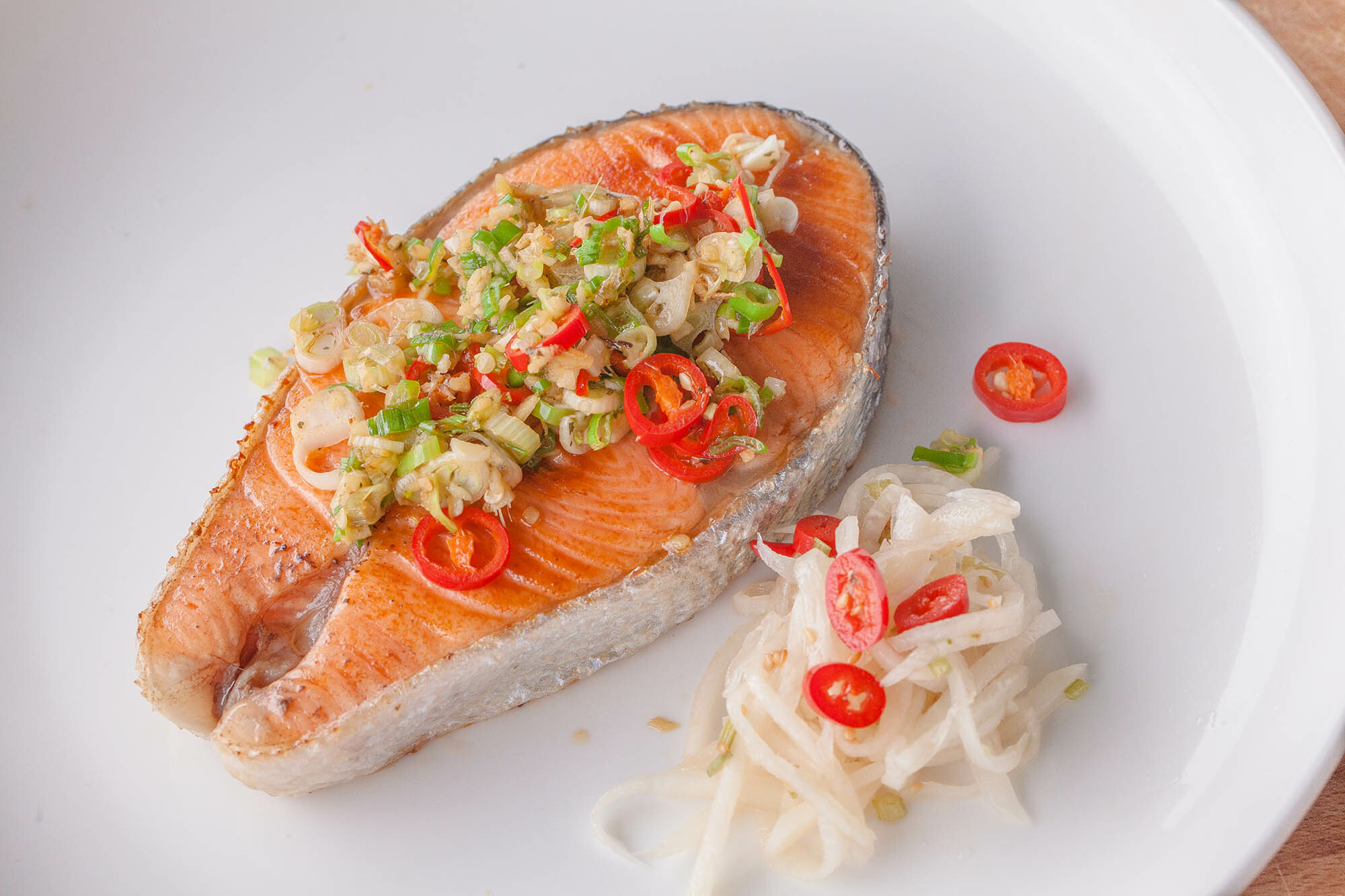 經典鮭魚洋蔥料理：洋蔥燒鮭魚