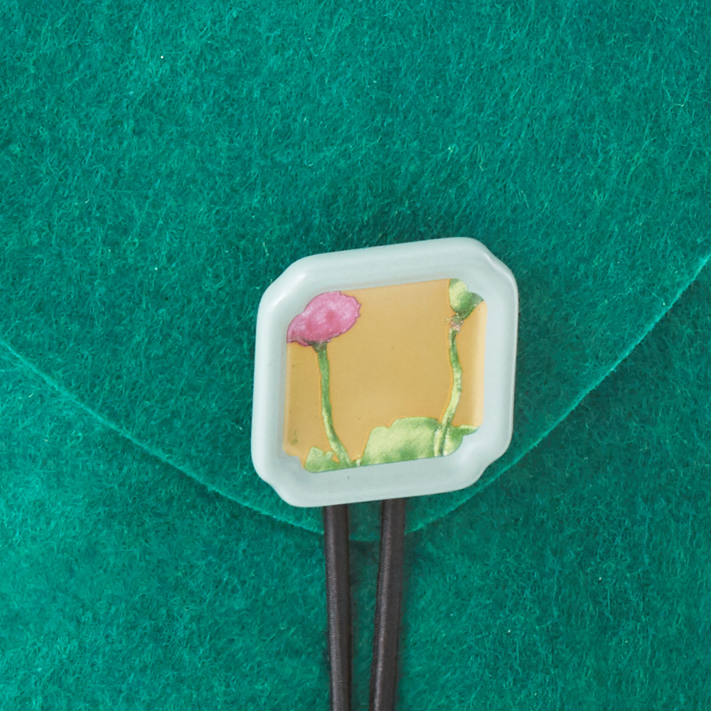 蓮漪隨行茶具-布包鈕扣也是陶瓷製作,以蓮花裝飾