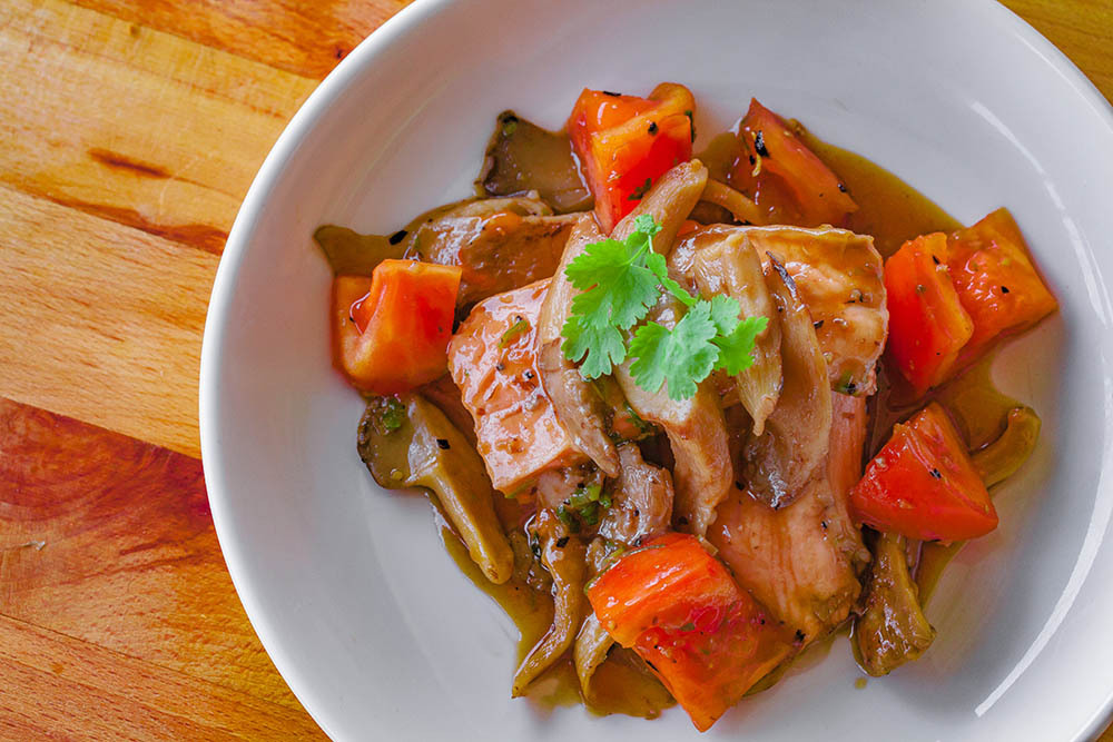 清蒸鮭魚料理營養價值豐富。